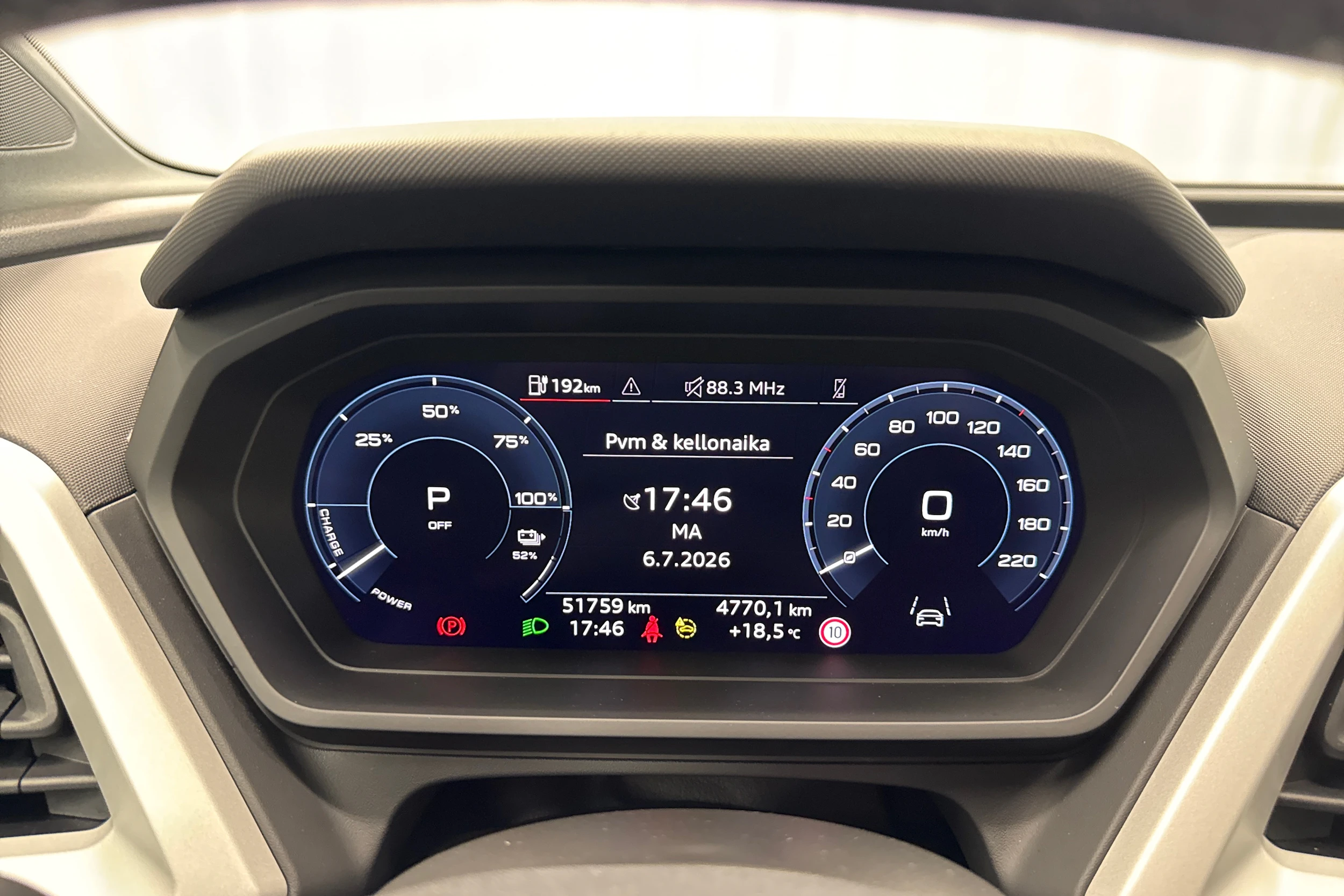 harmaa Audi Q4 e-tron 2023 kuva 14.