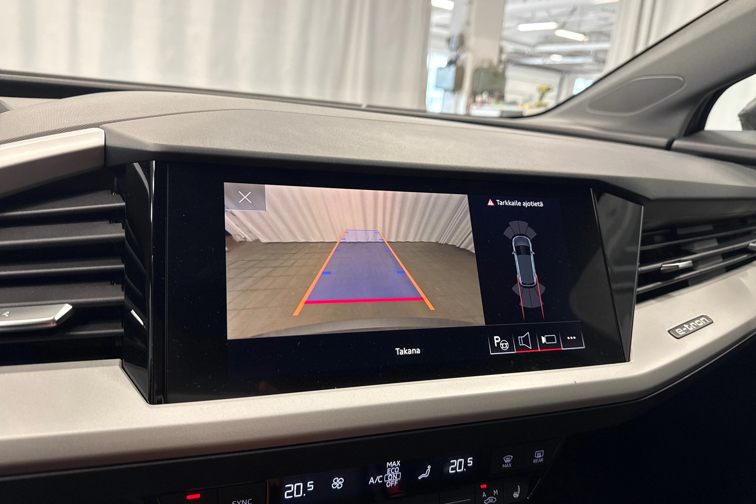 harmaa Audi Q4 e-tron 2023 kuva 16.