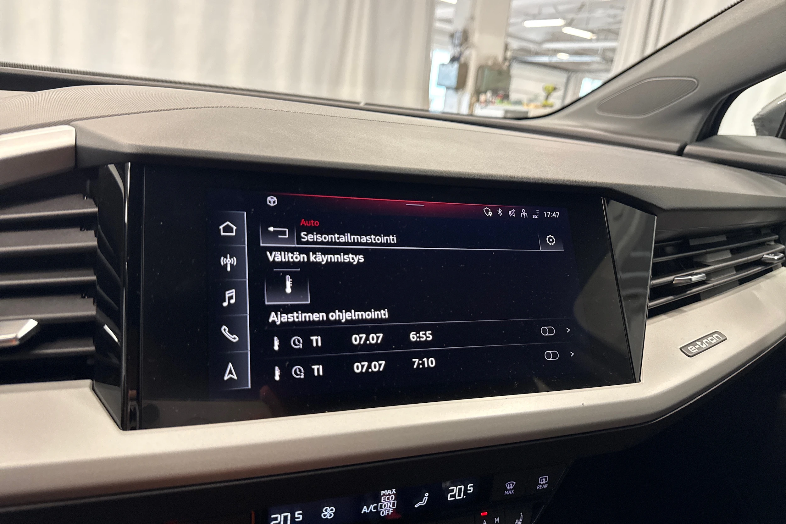 harmaa Audi Q4 e-tron 2023 kuva 18.