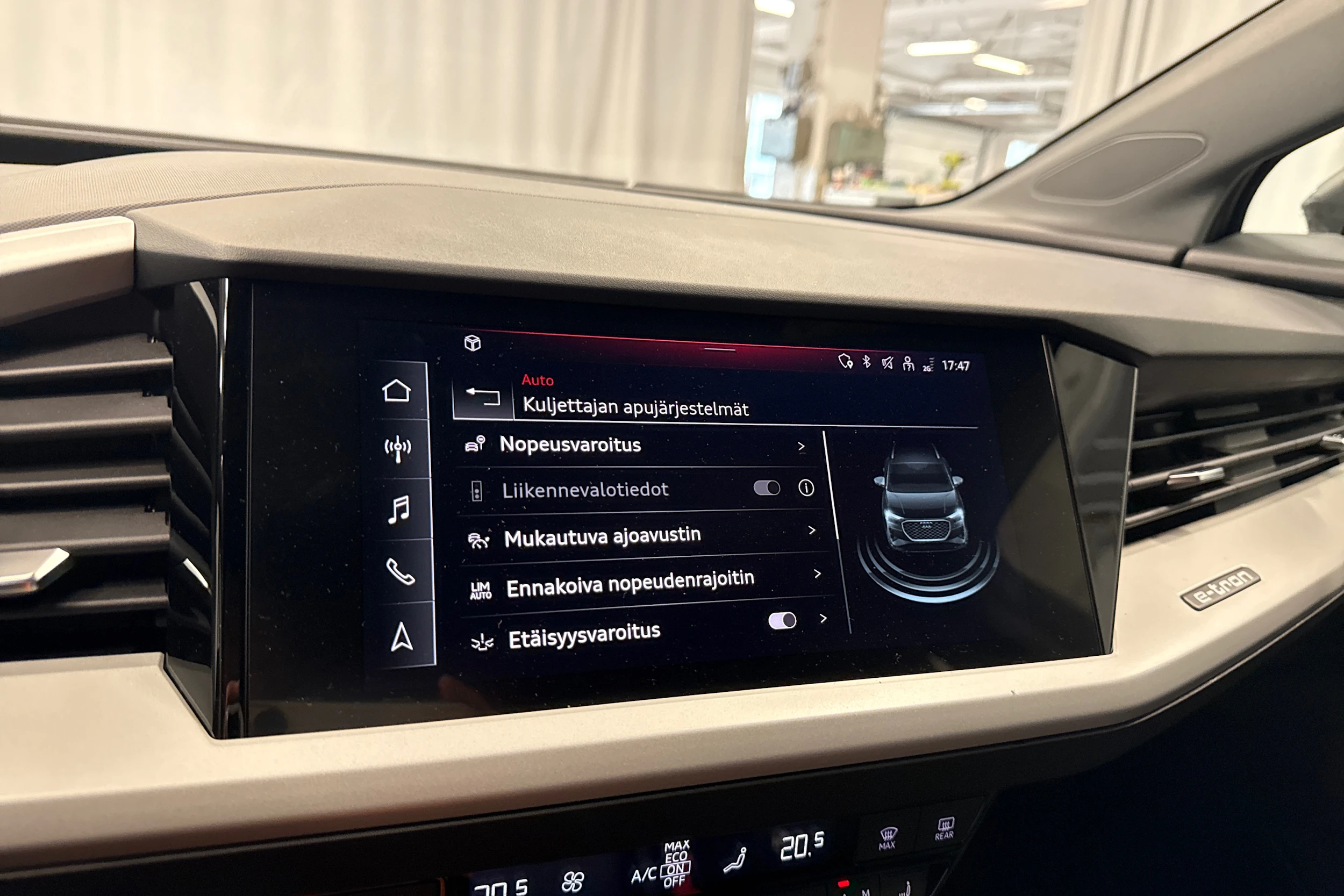 harmaa Audi Q4 e-tron 2023 kuva 19.