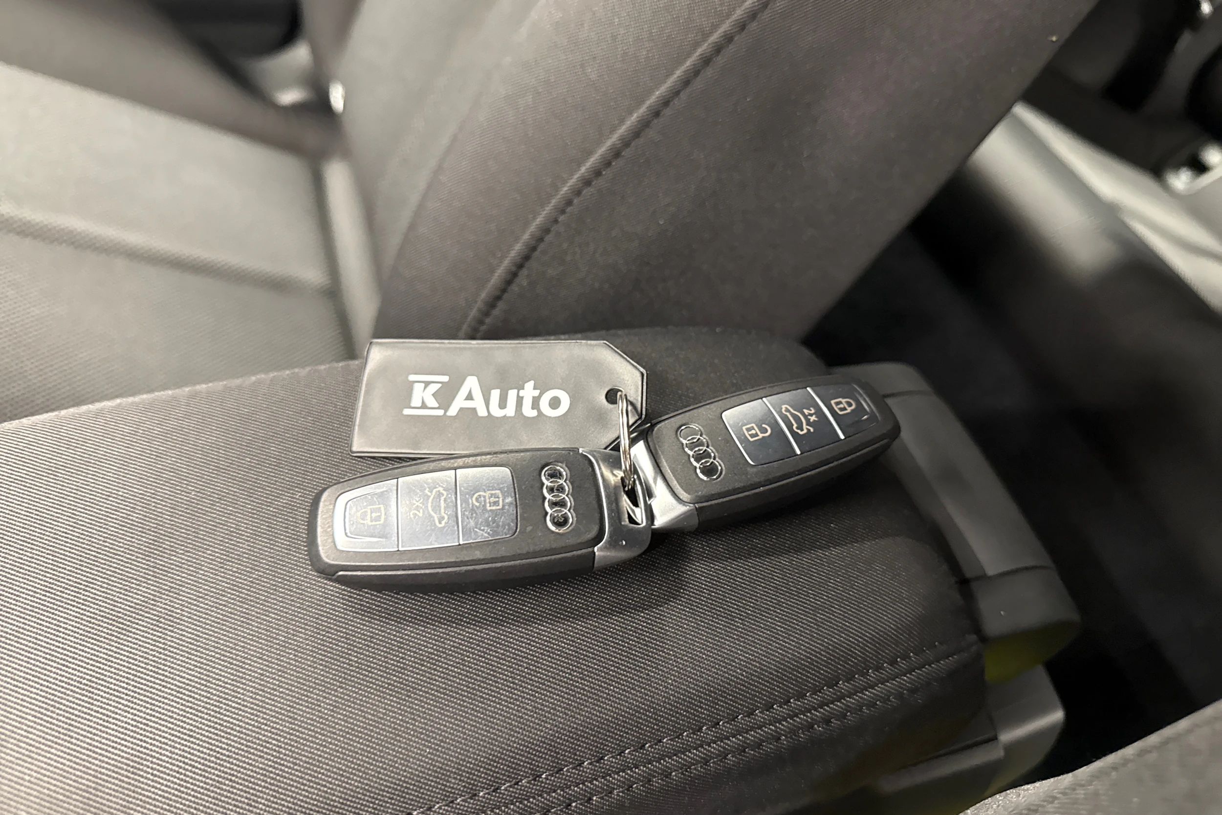 harmaa Audi Q4 e-tron 2023 kuva 28.