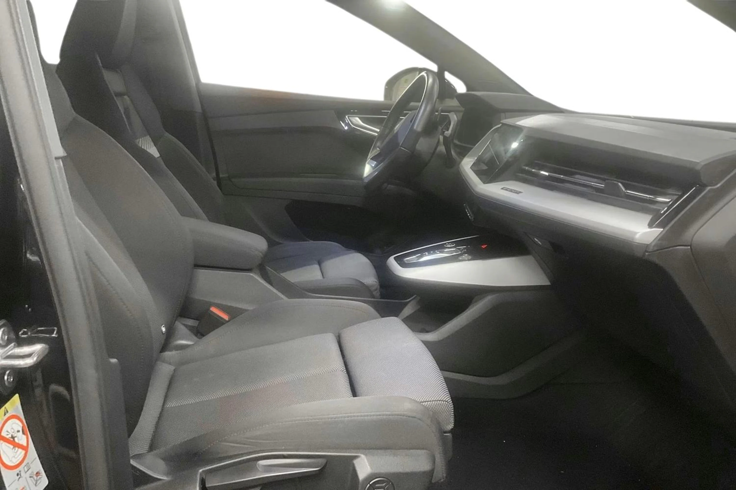 met. musta Audi Q4 e-tron 2023 kuva 5.