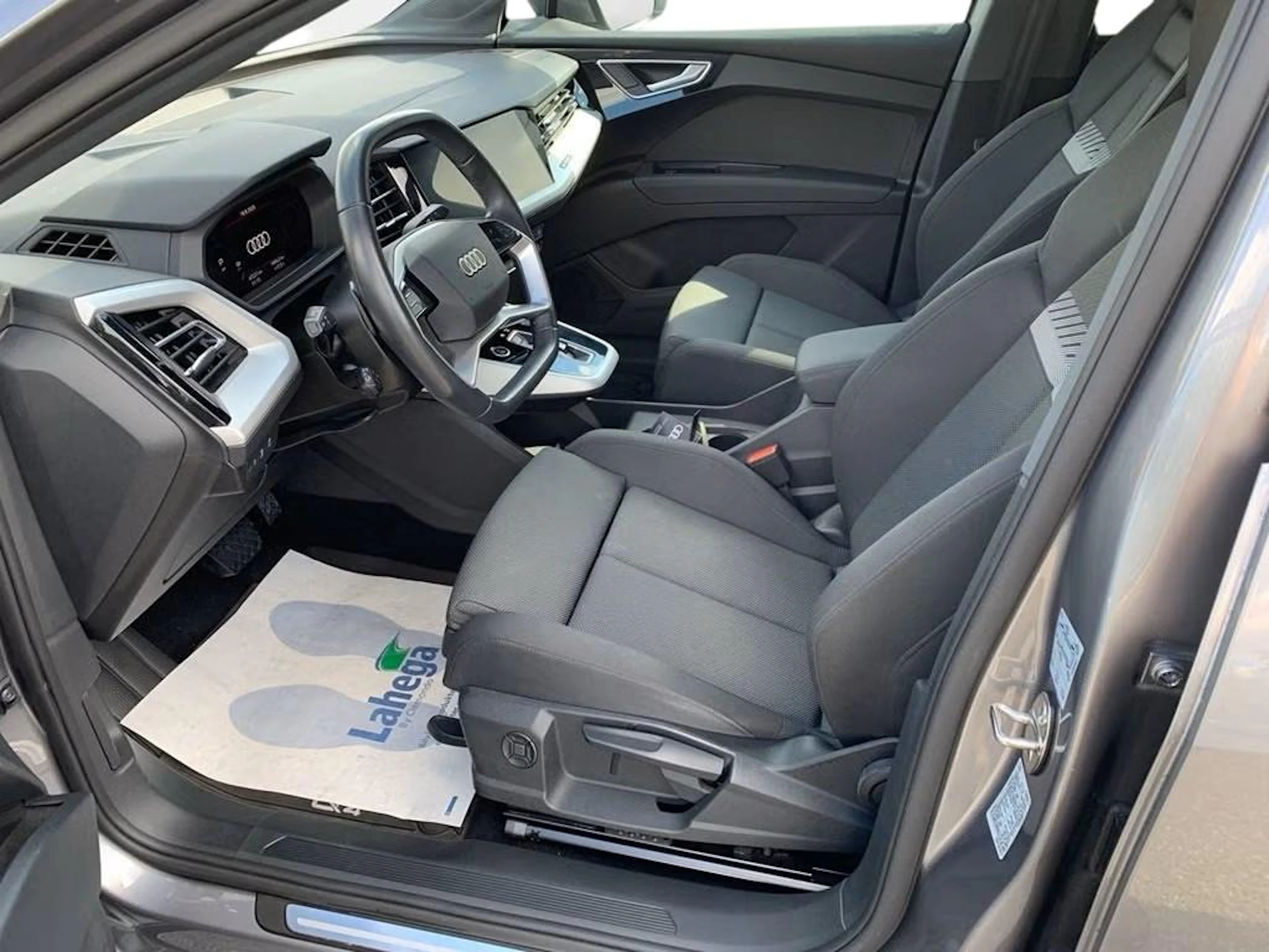 harmaa Audi Q4 e-tron 2023 kuva 3.