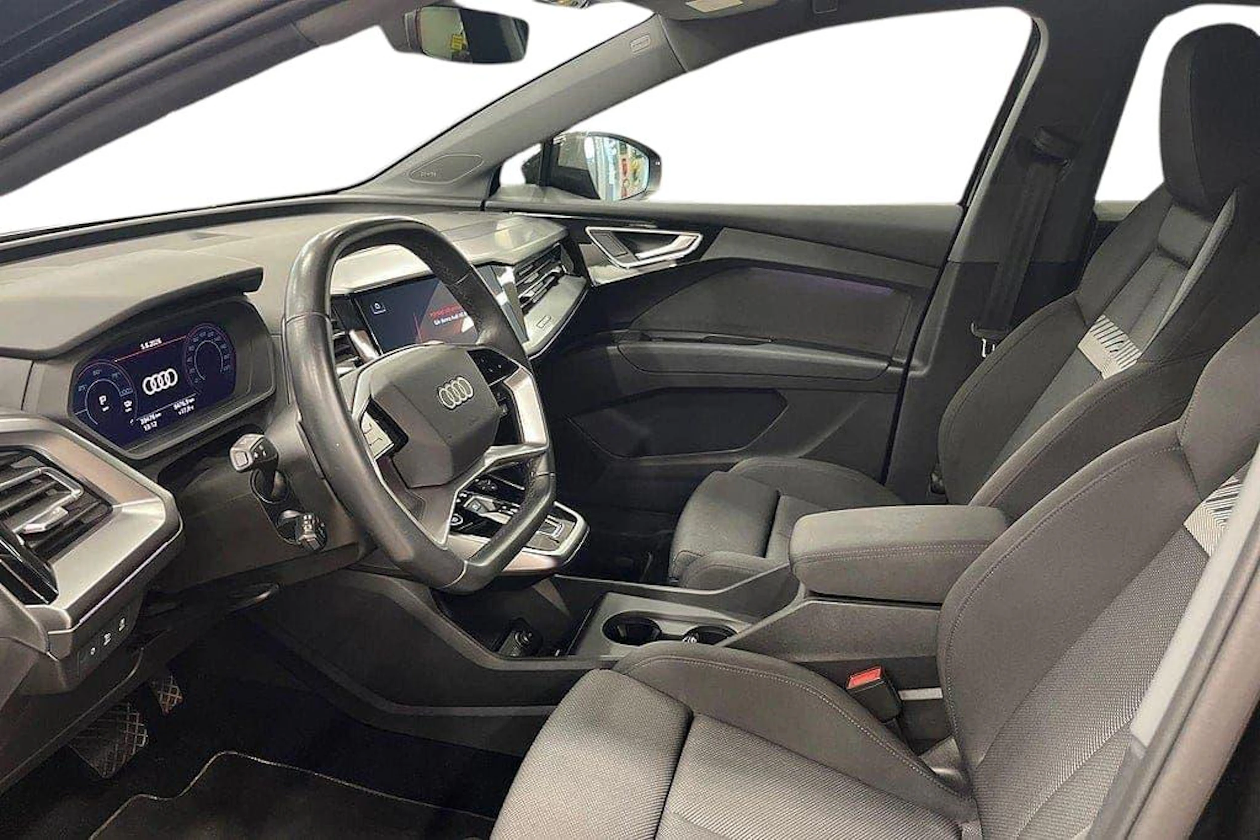 musta Audi Q4 e-tron 2023 kuva 4.