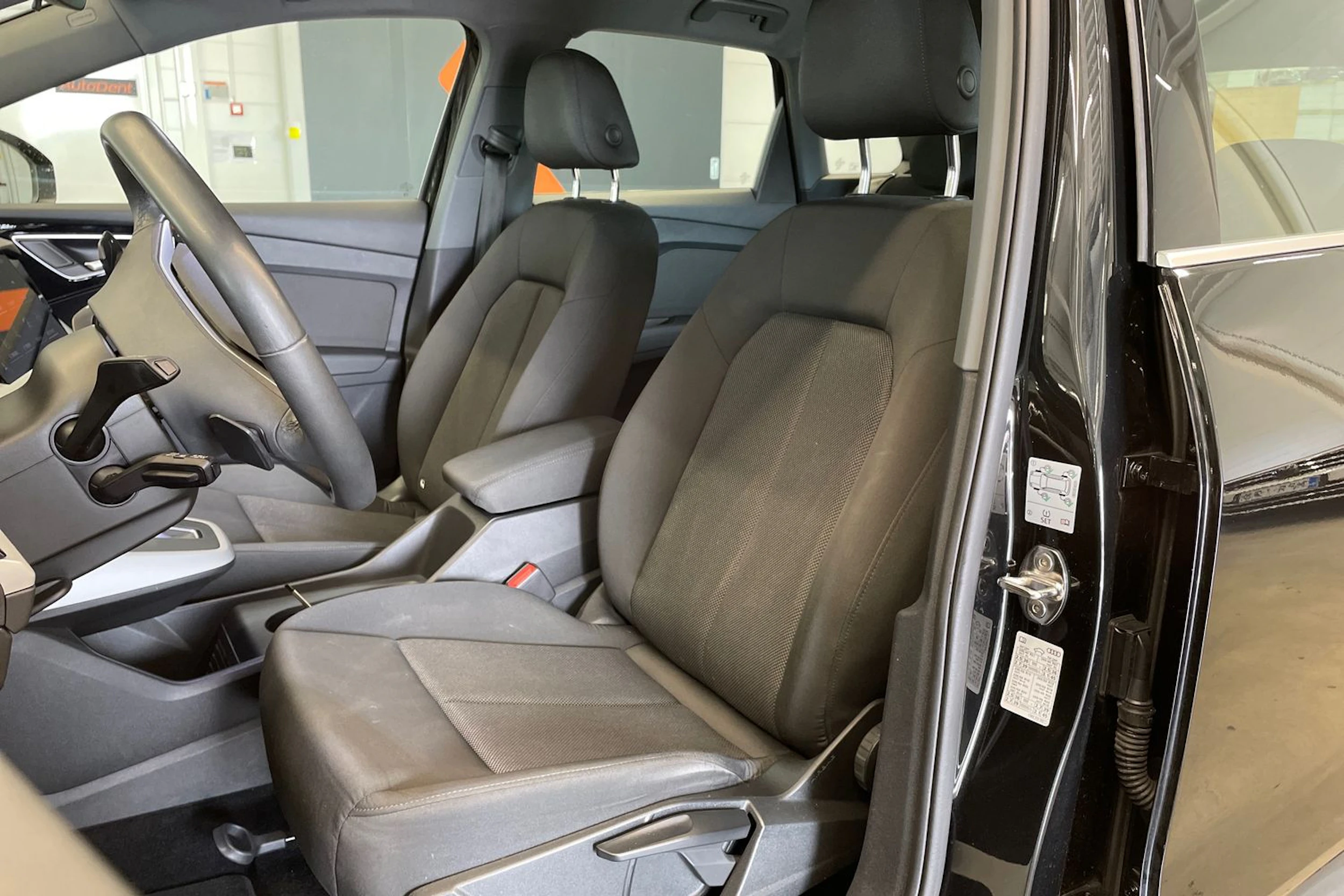 musta Audi Q4 e-tron 2023 kuva 15.