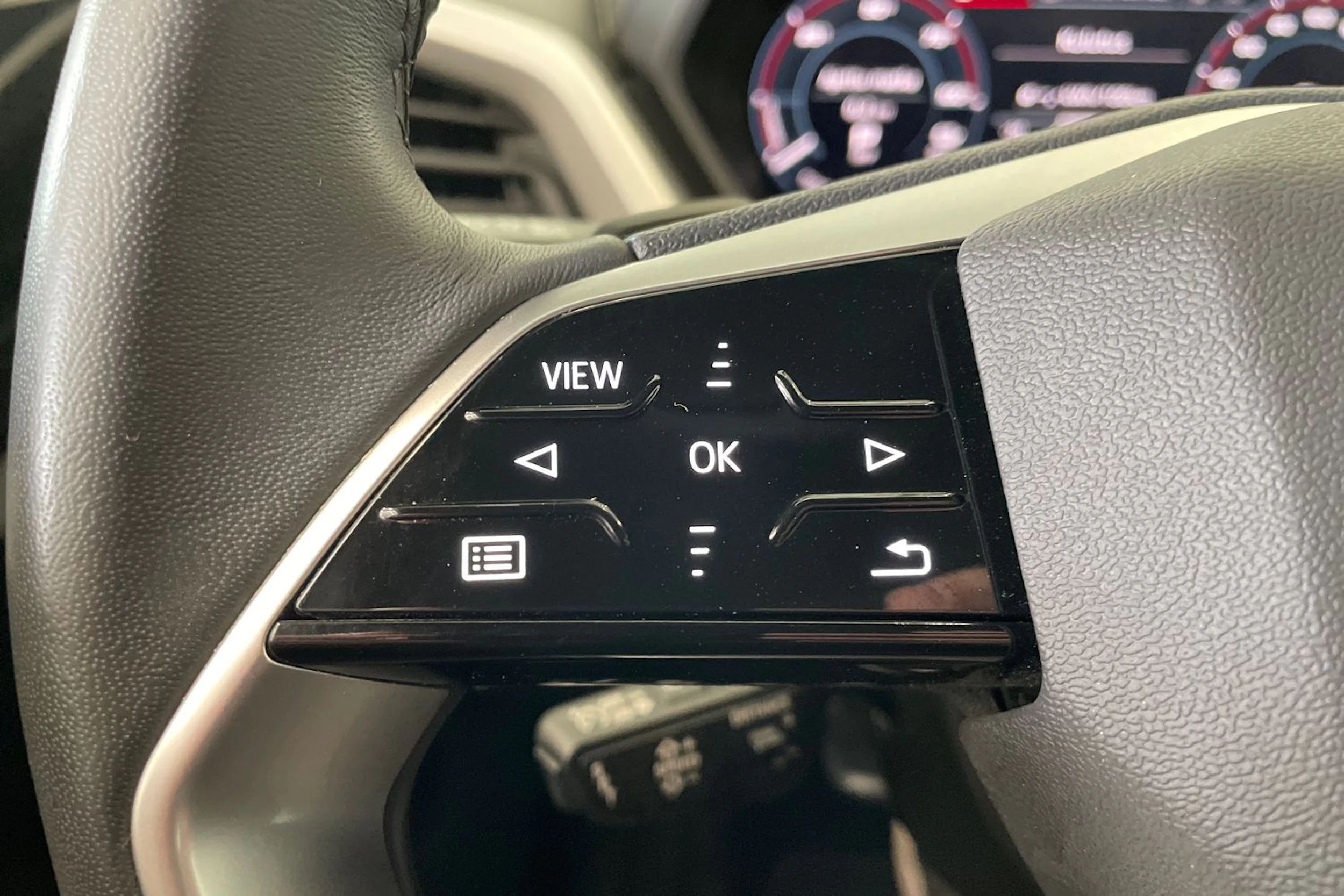 musta Audi Q4 e-tron 2023 kuva 18.