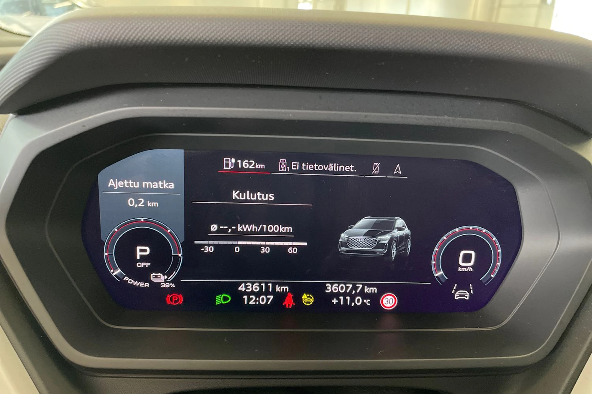 musta Audi Q4 e-tron 2023 kuva 20.