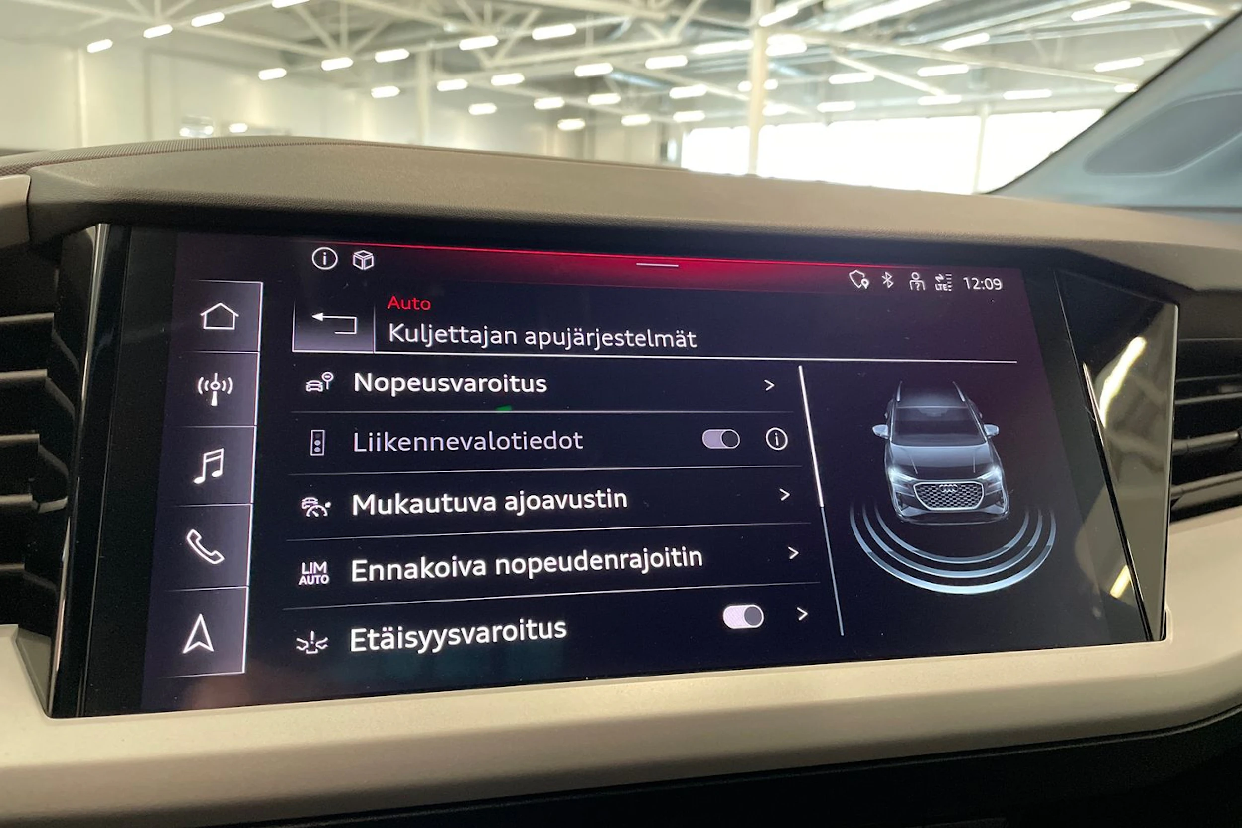 musta Audi Q4 e-tron 2023 kuva 33.