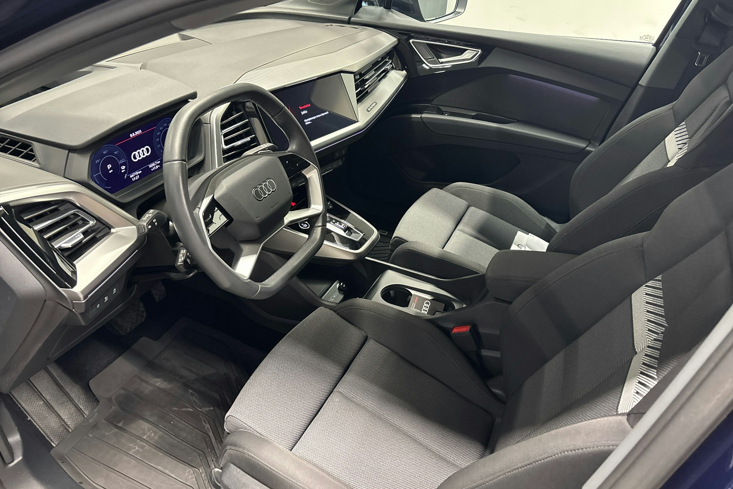 sininen Audi Q4 e-tron 2023 kuva 3.