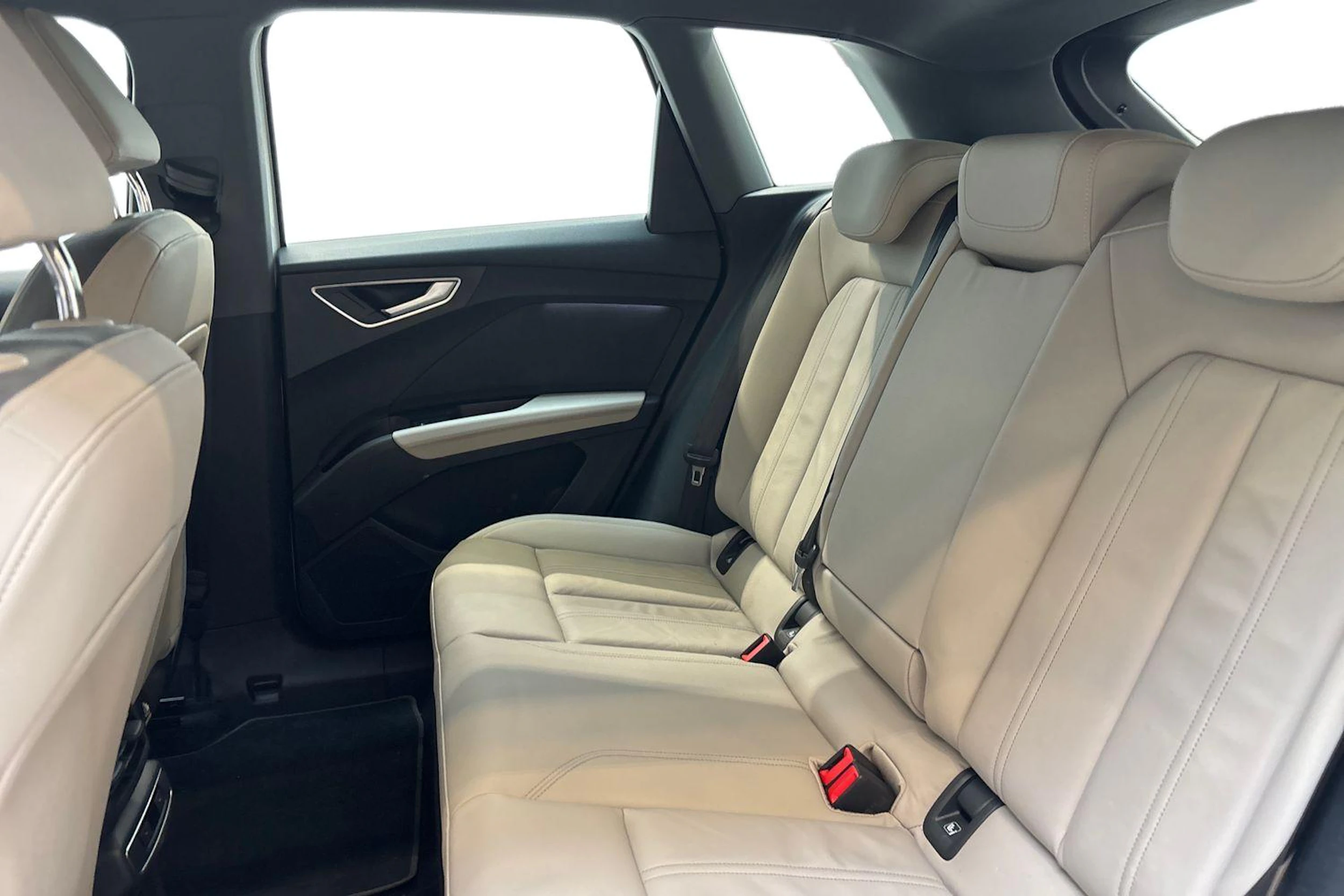 valkoinen Audi Q4 e-tron 2023 kuva 8.