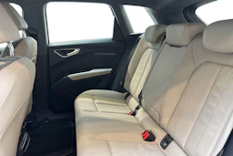 valkoinen Audi Q4 e-tron 2023 kuva 8.