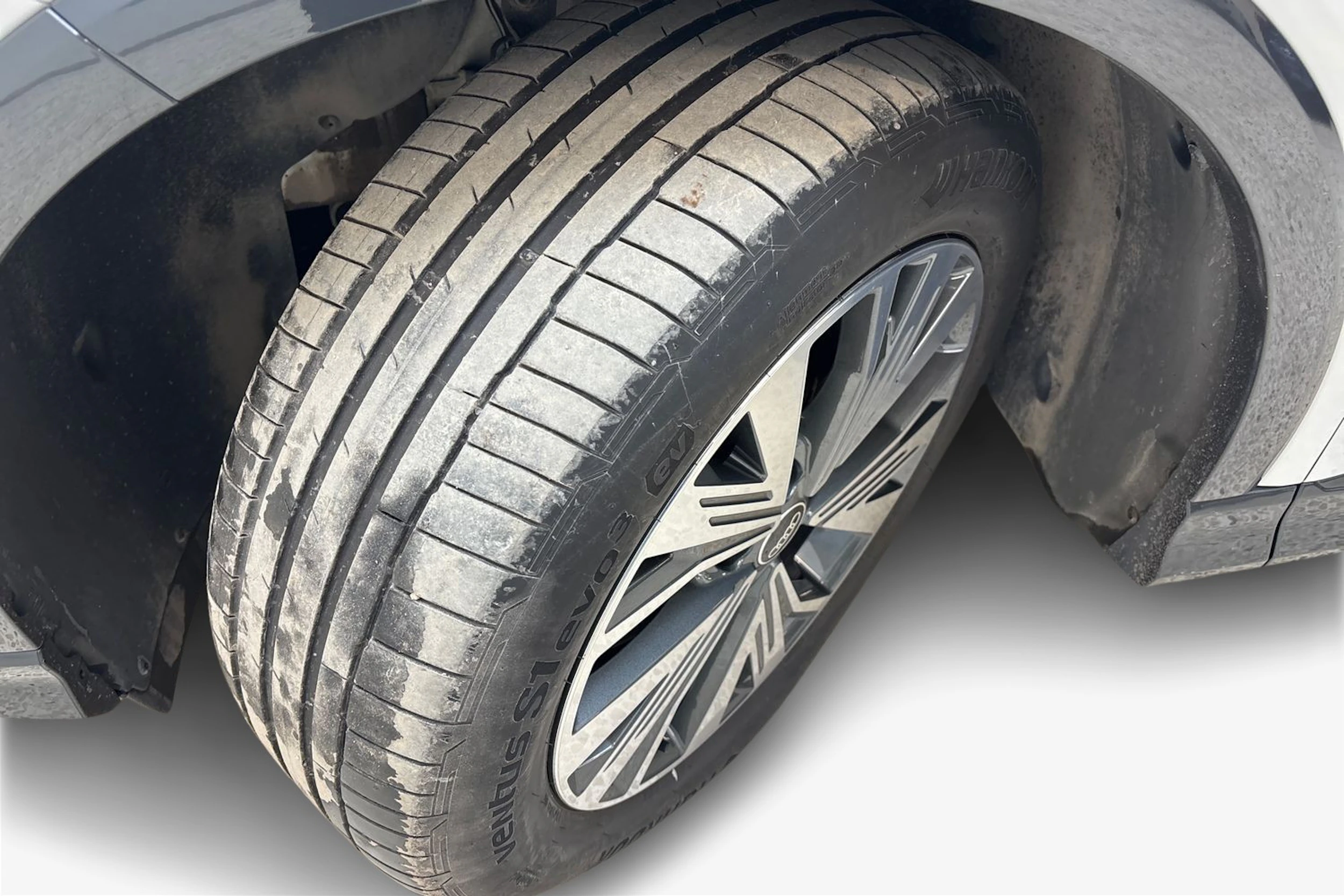 valkoinen Audi Q4 e-tron 2023 kuva 9.