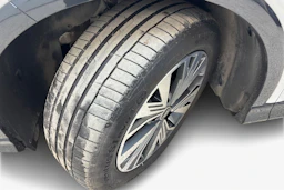 valkoinen Audi Q4 e-tron 2023 kuva 9.