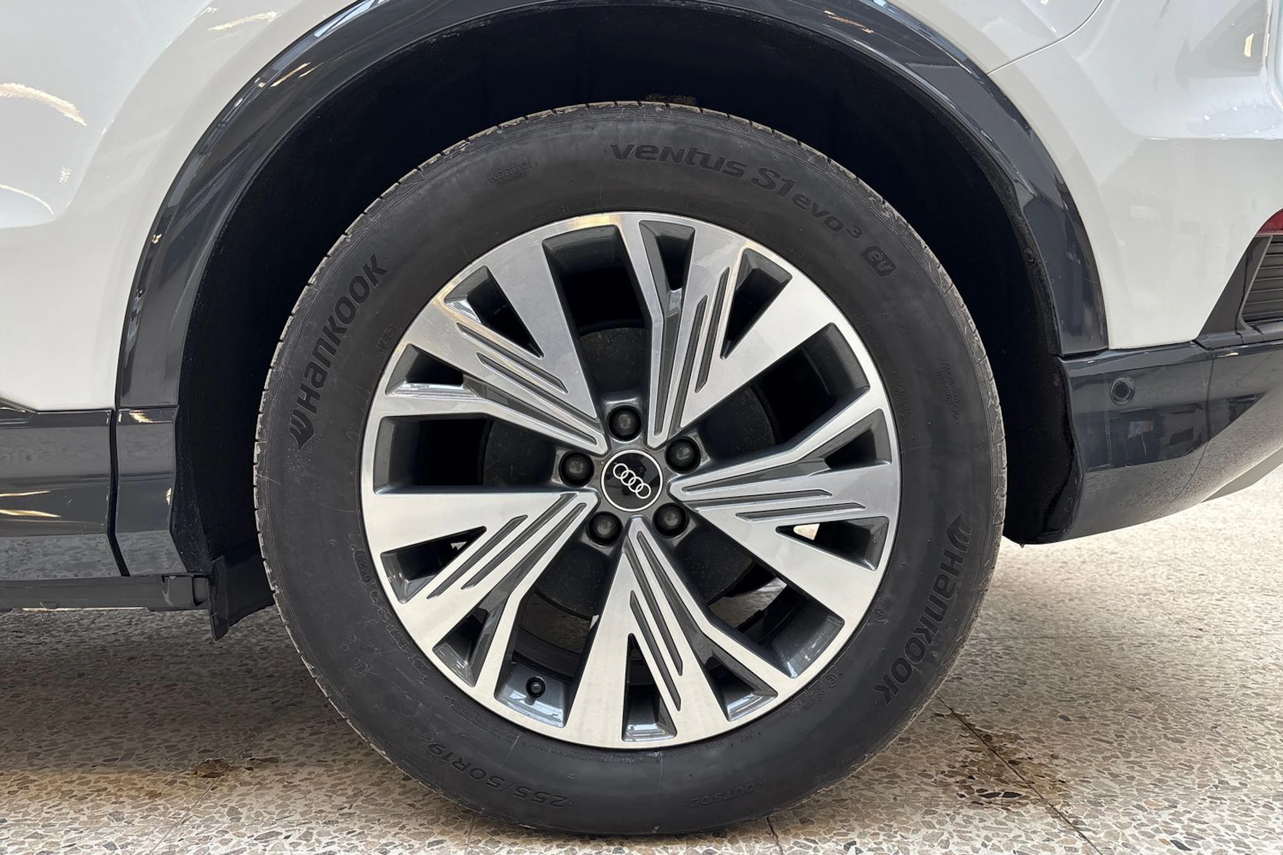 valkoinen Audi Q4 e-tron 2023 kuva 10.