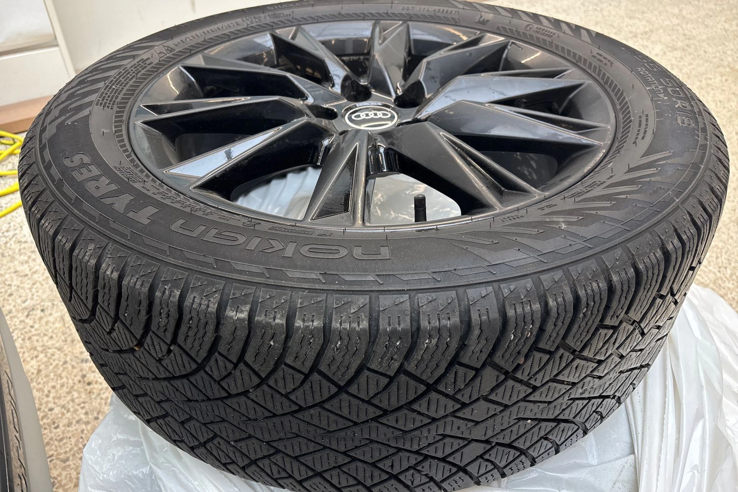 valkoinen Audi Q4 e-tron 2023 kuva 11.