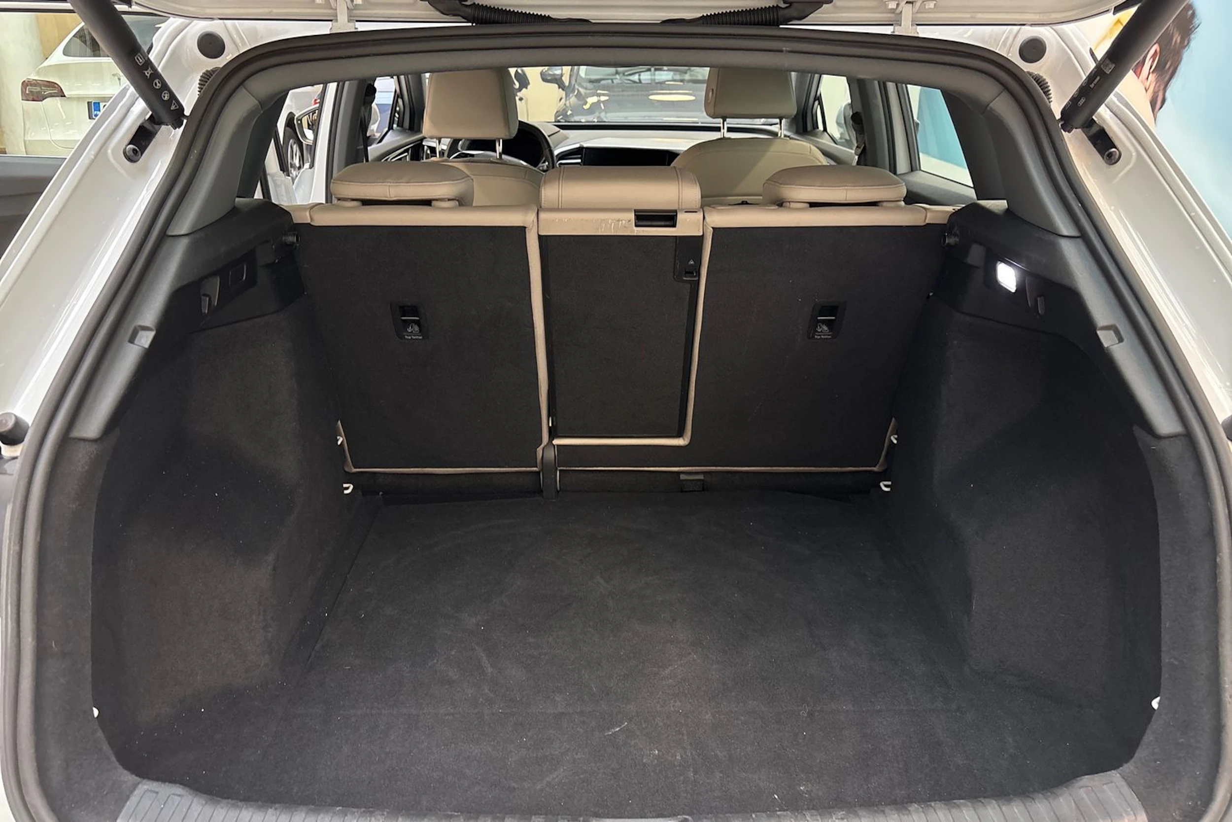 valkoinen Audi Q4 e-tron 2023 kuva 12.