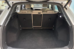 valkoinen Audi Q4 e-tron 2023 kuva 12.