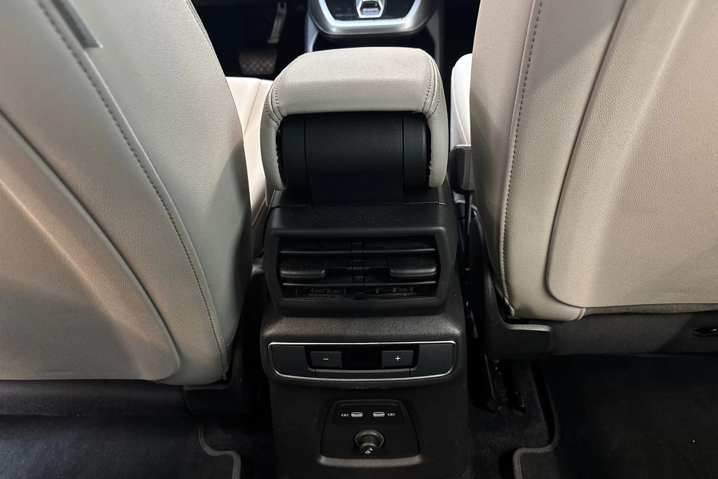 valkoinen Audi Q4 e-tron 2023 kuva 14.