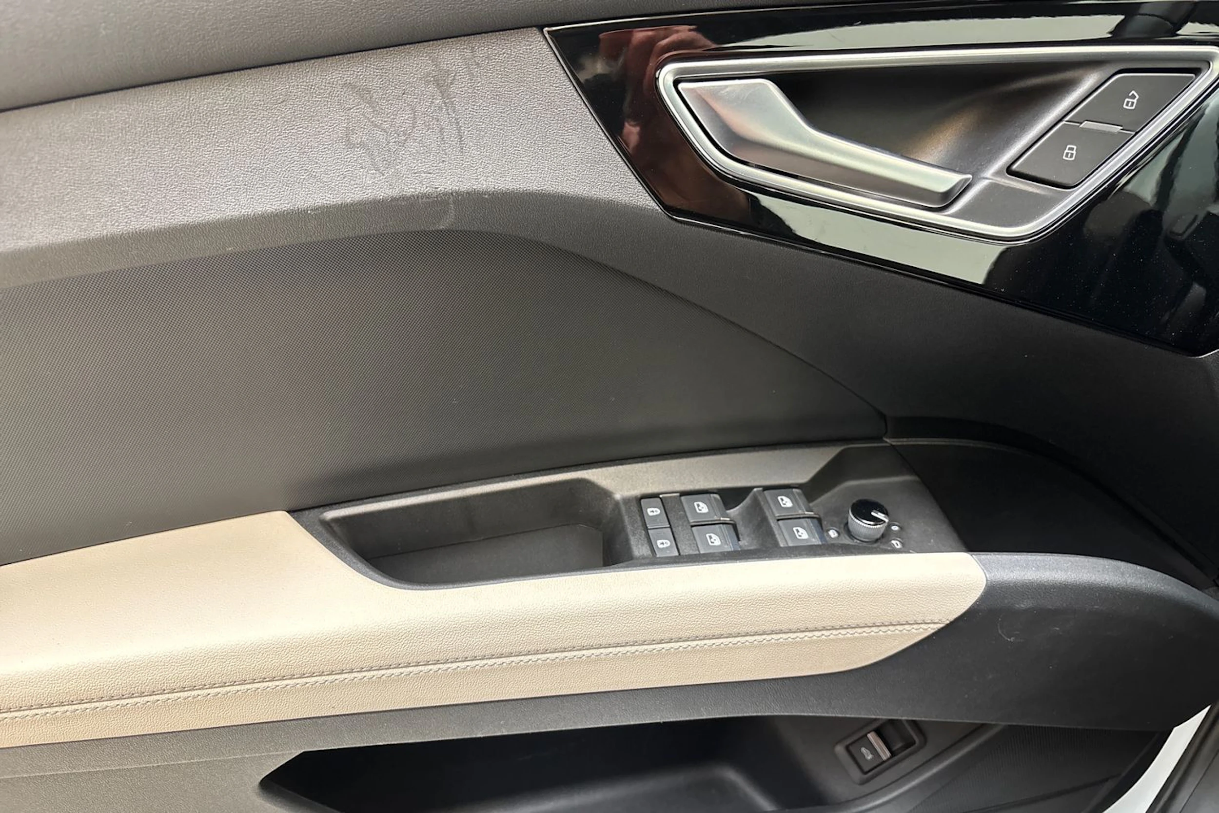 valkoinen Audi Q4 e-tron 2023 kuva 15.