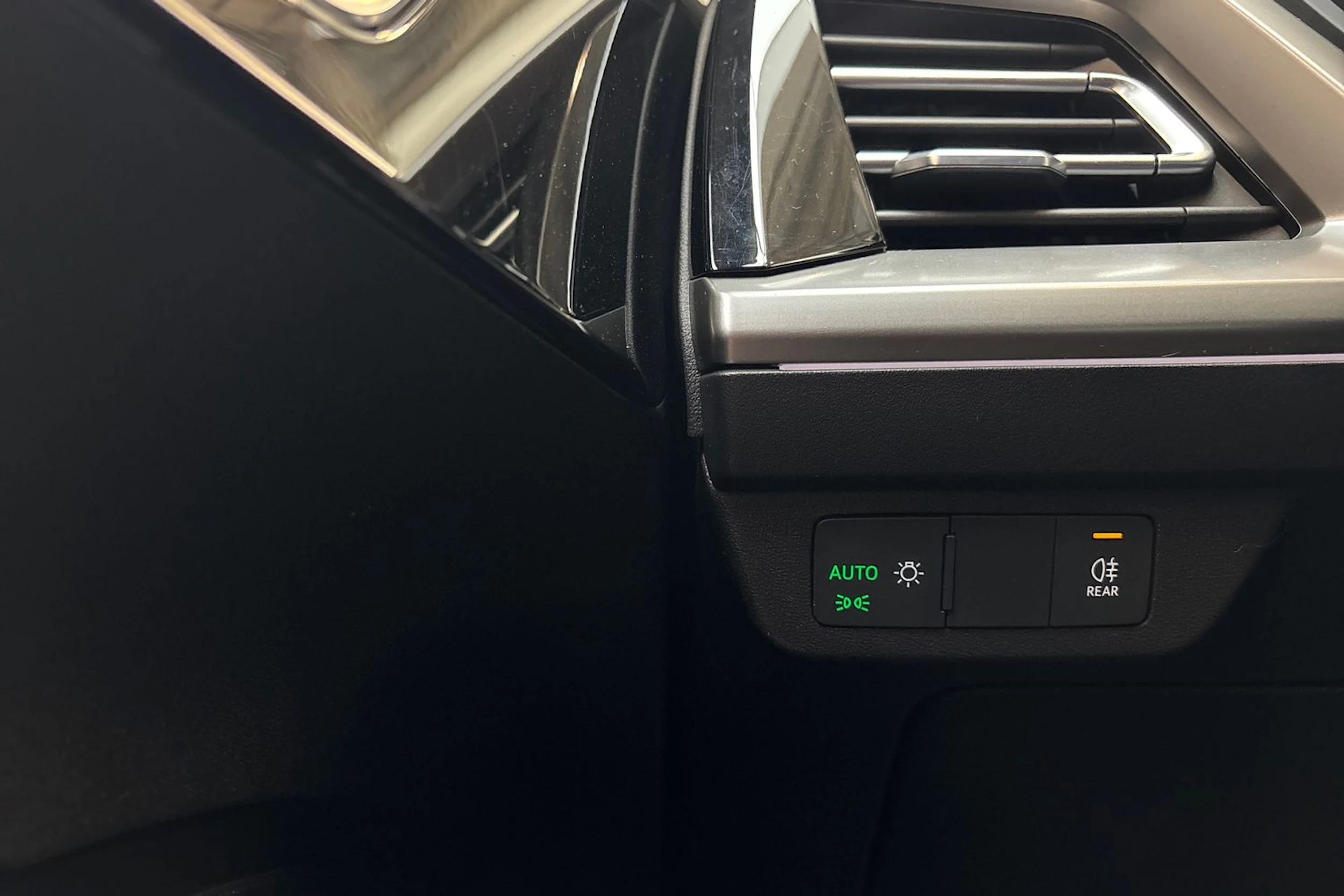 valkoinen Audi Q4 e-tron 2023 kuva 16.