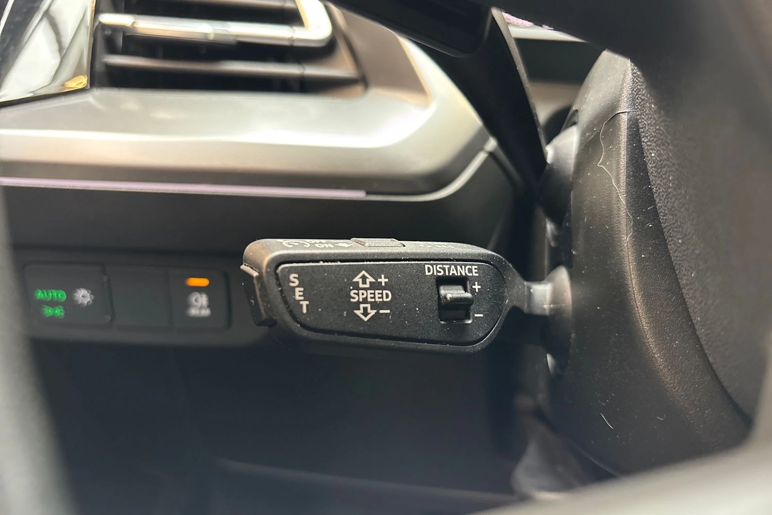 valkoinen Audi Q4 e-tron 2023 kuva 17.