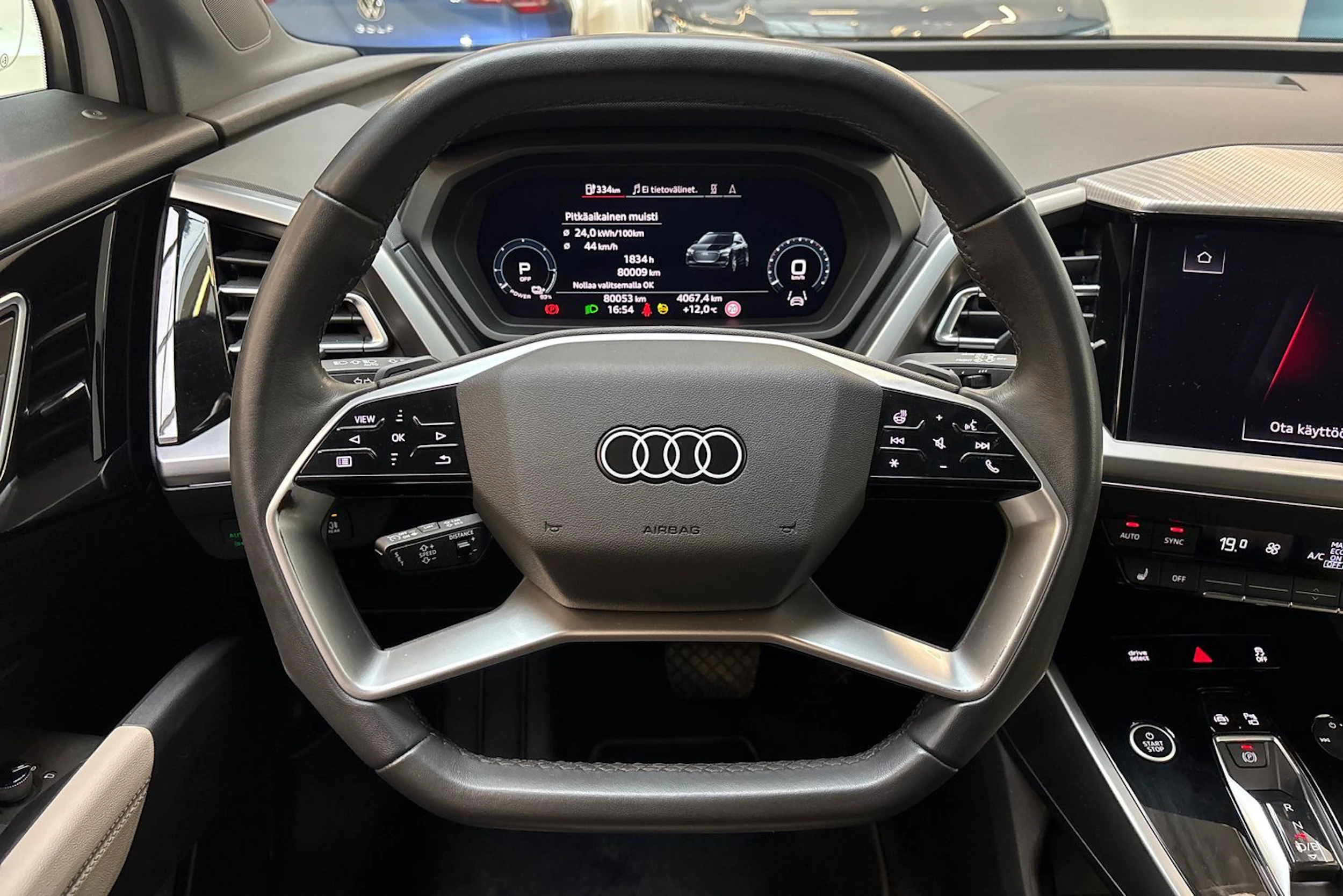 valkoinen Audi Q4 e-tron 2023 kuva 18.