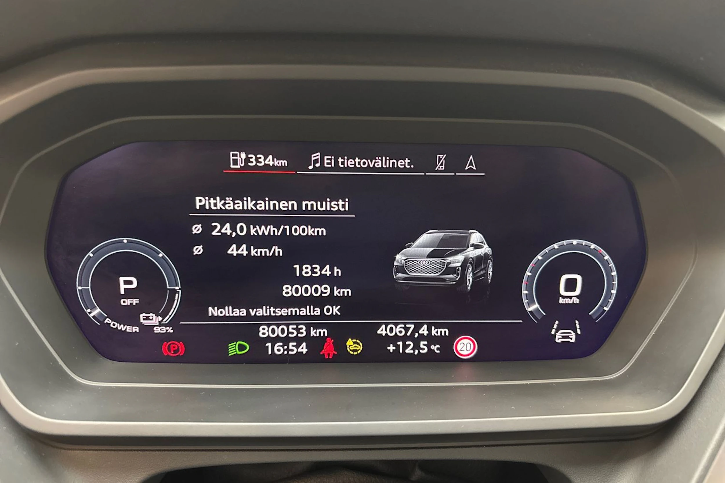 valkoinen Audi Q4 e-tron 2023 kuva 19.