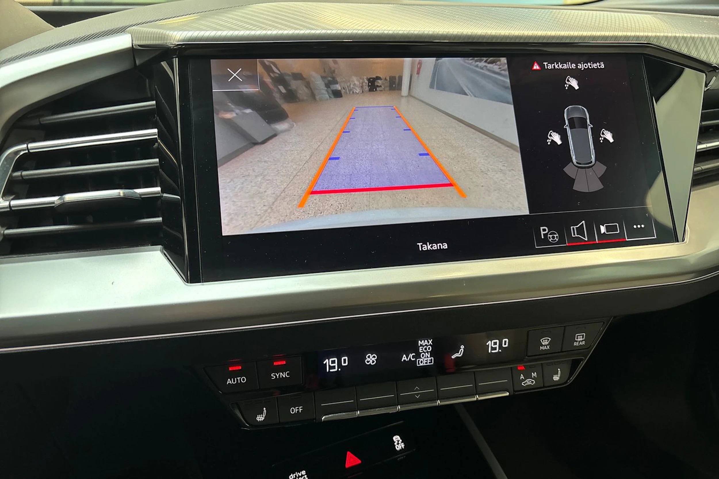 valkoinen Audi Q4 e-tron 2023 kuva 20.