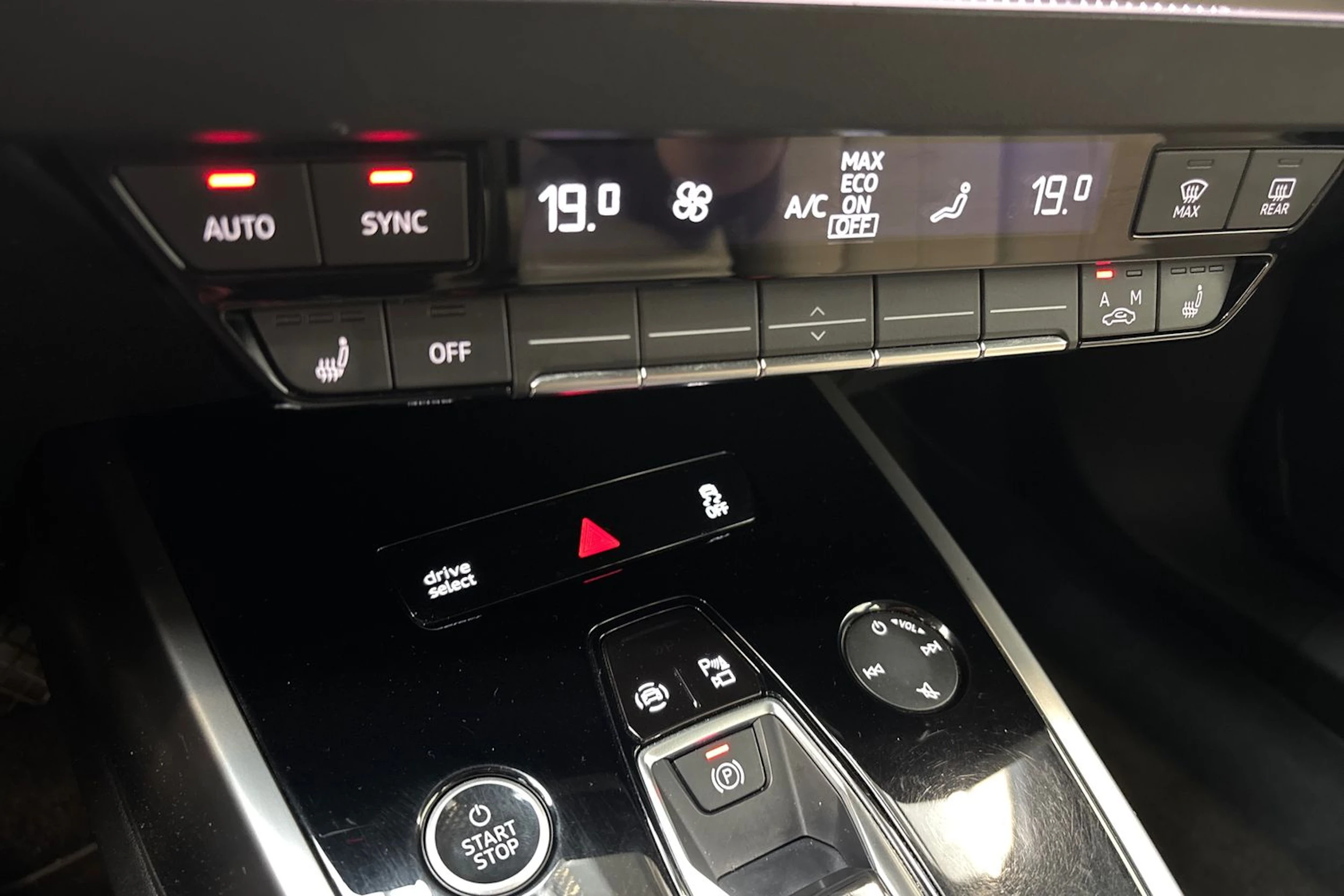 valkoinen Audi Q4 e-tron 2023 kuva 22.