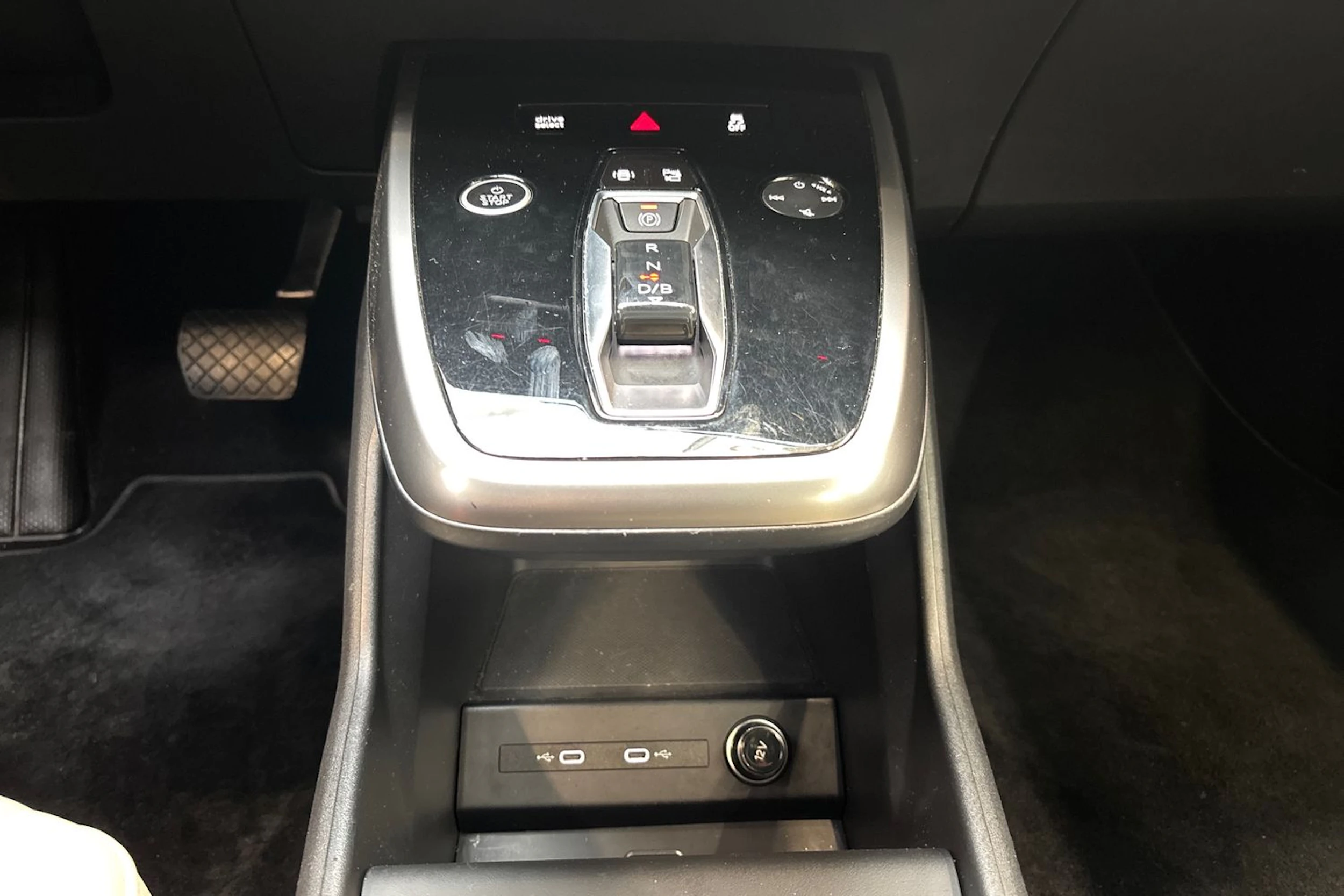 valkoinen Audi Q4 e-tron 2023 kuva 23.