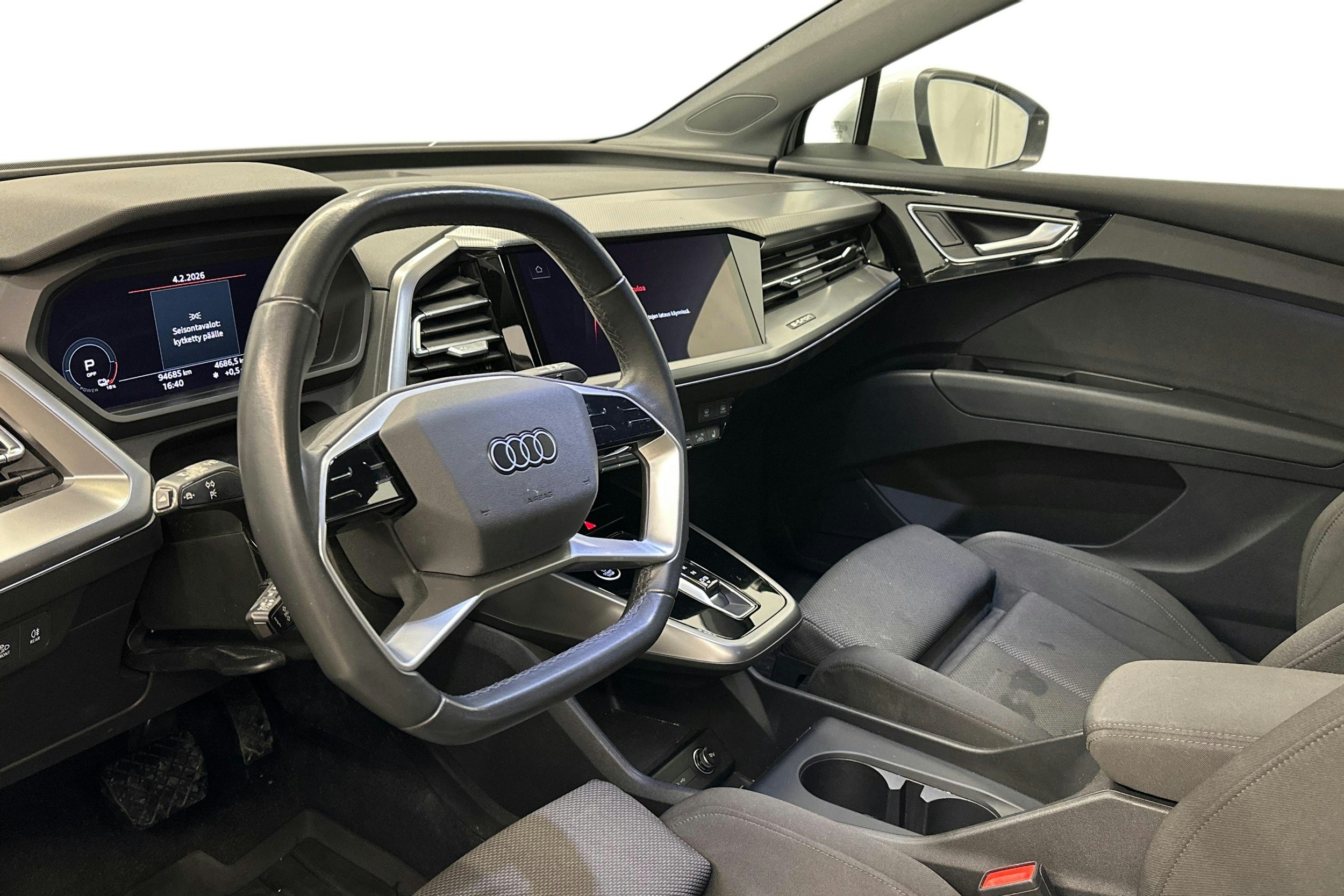 valkoinen Audi Q4 e-tron 2023 kuva 7.