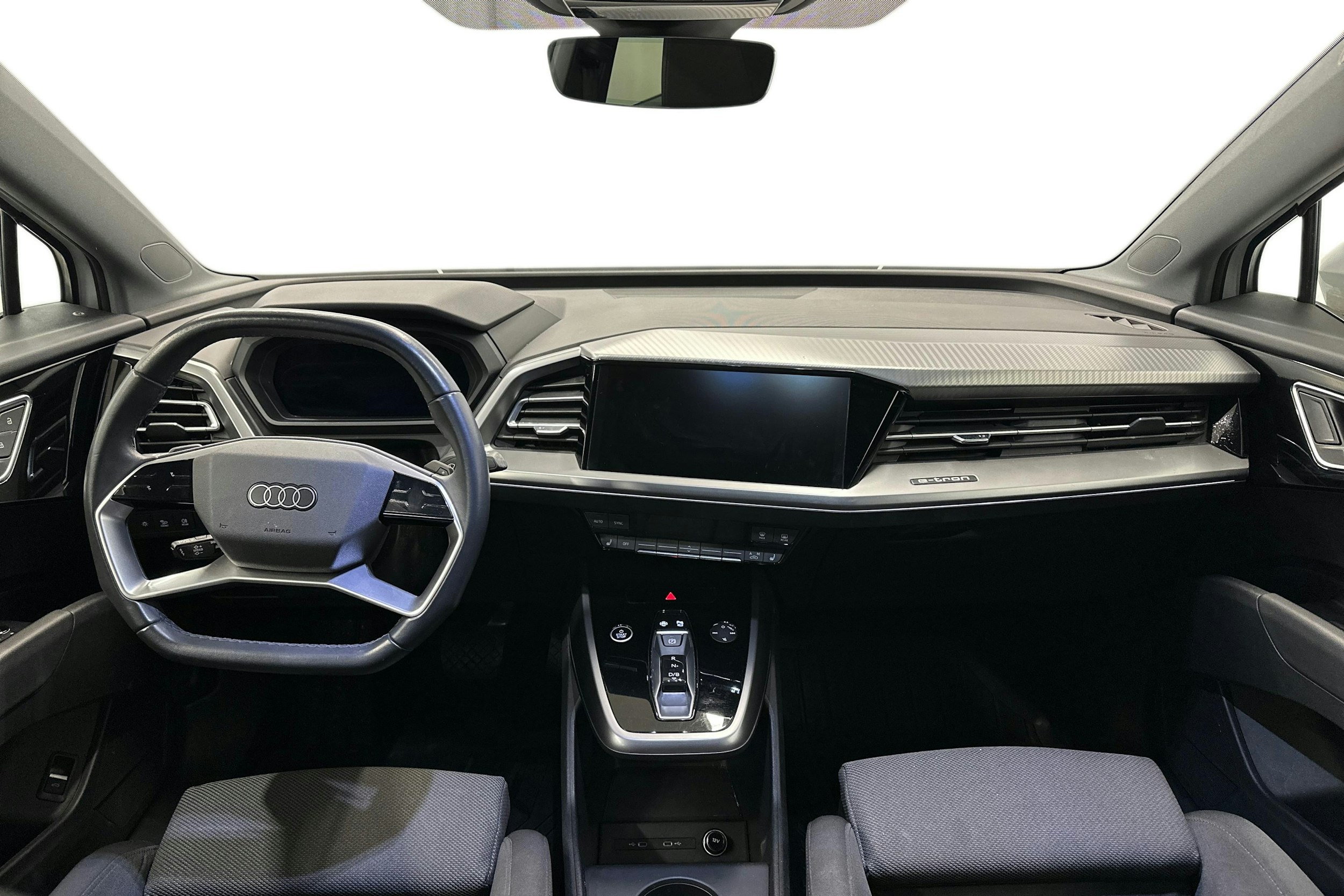 valkoinen Audi Q4 e-tron 2023 kuva 9.