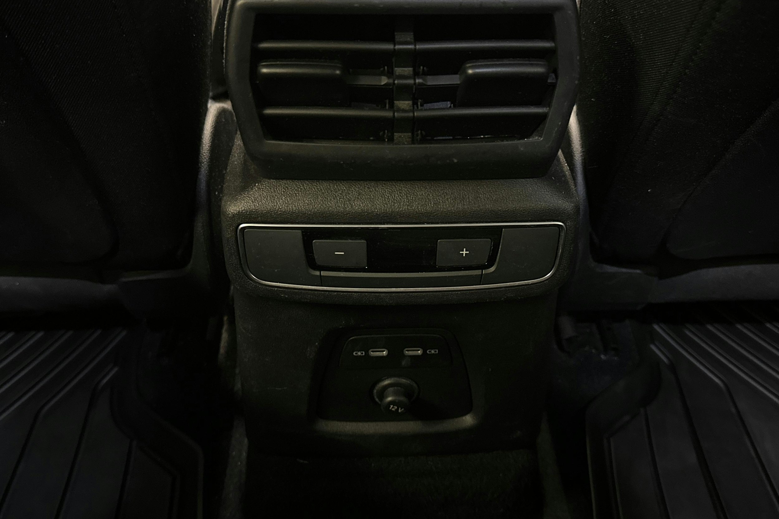 valkoinen Audi Q4 e-tron 2023 kuva 10.