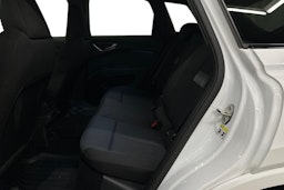 valkoinen Audi Q4 e-tron 2023 kuva 11.