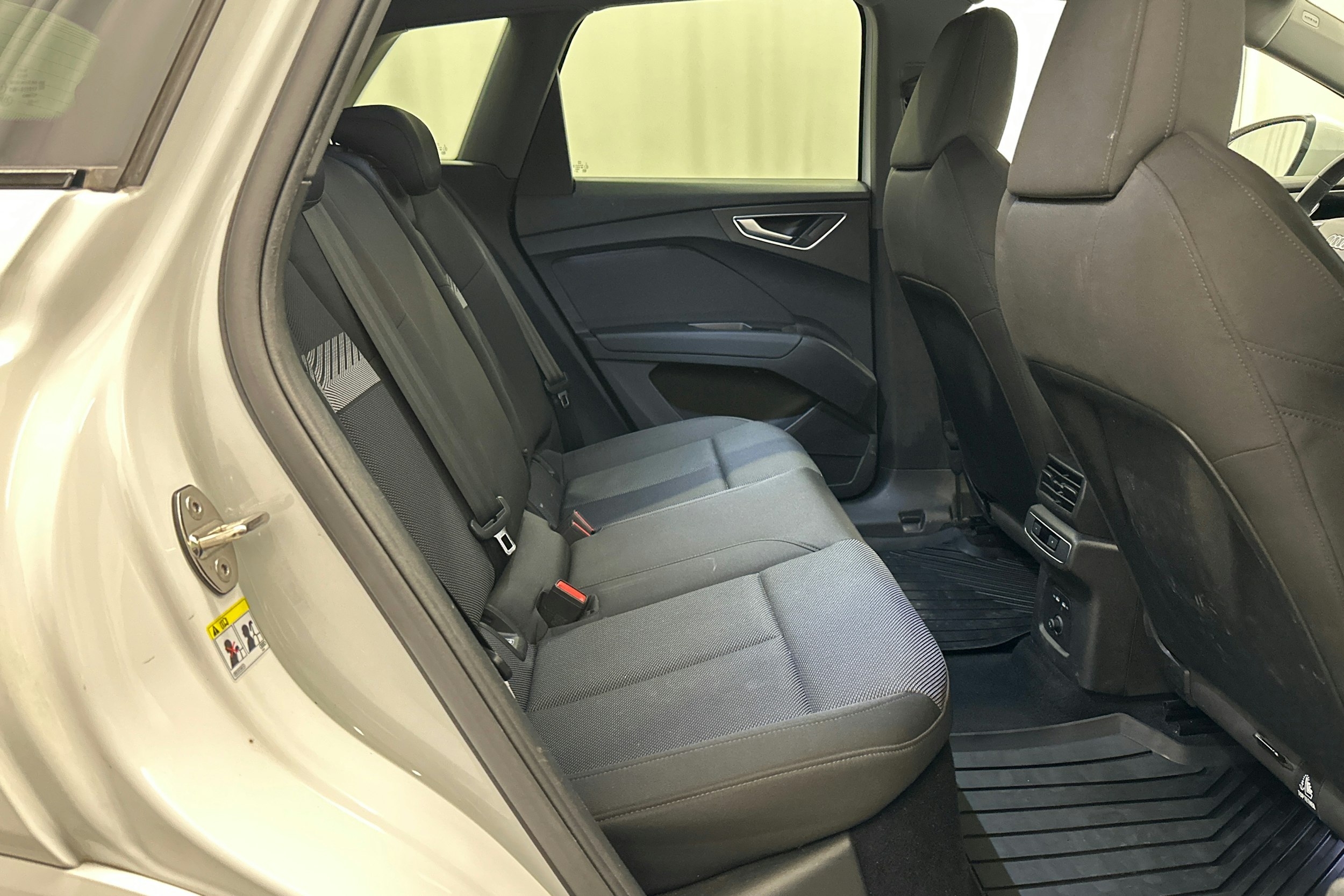 valkoinen Audi Q4 e-tron 2023 kuva 13.