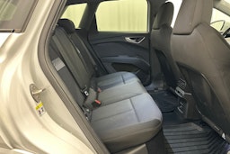 valkoinen Audi Q4 e-tron 2023 kuva 13.