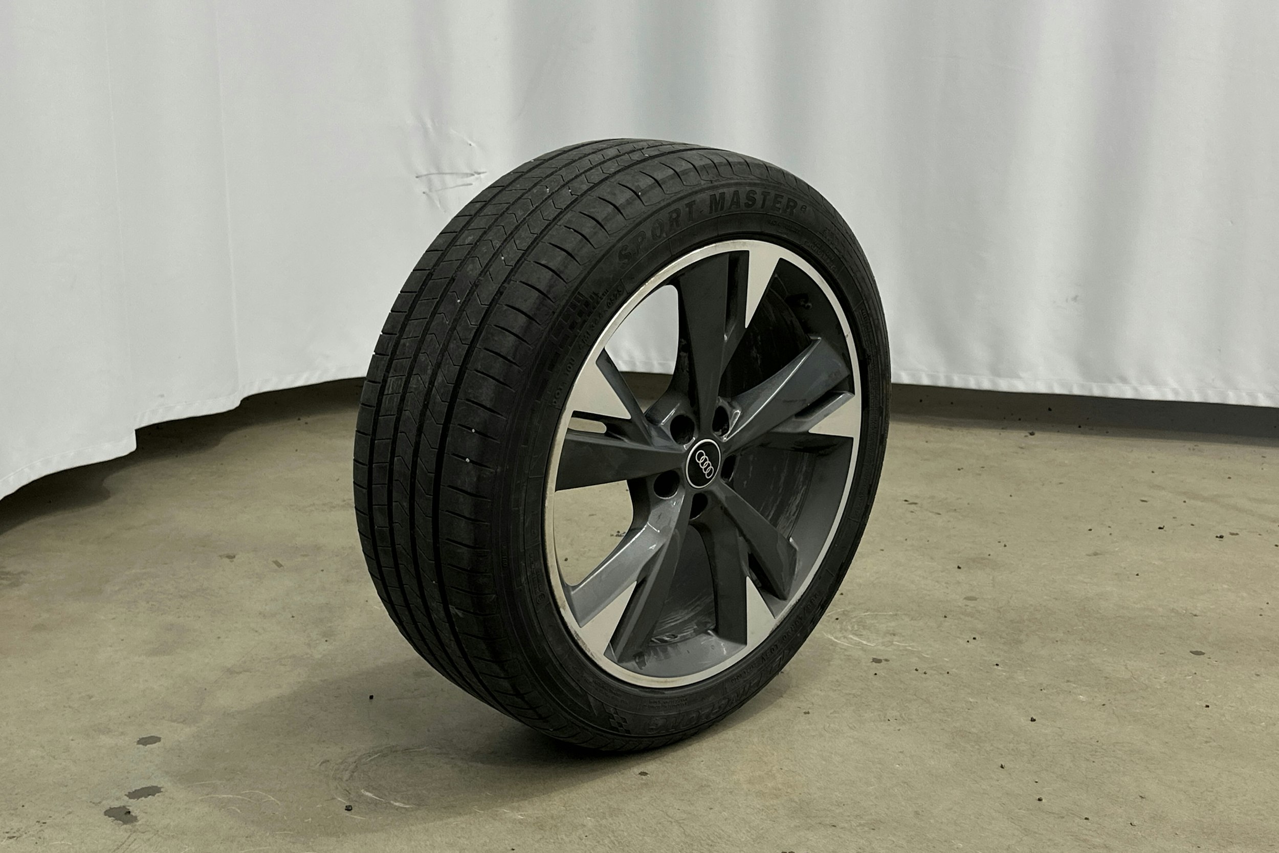 valkoinen Audi Q4 e-tron 2023 kuva 15.