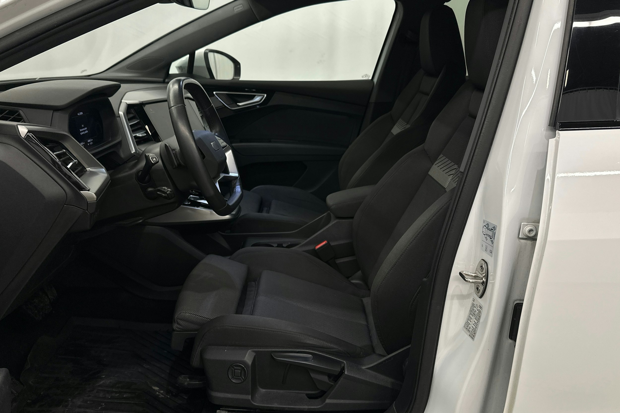 valkoinen Audi Q4 e-tron 2023 kuva 17.