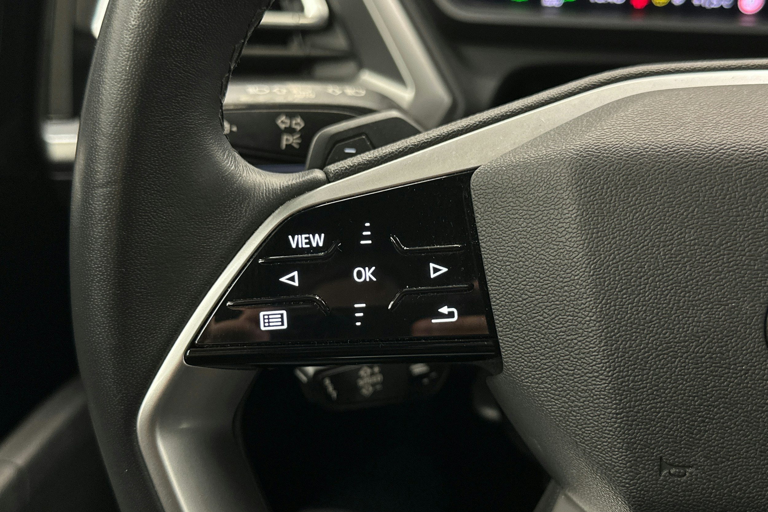 valkoinen Audi Q4 e-tron 2023 kuva 18.