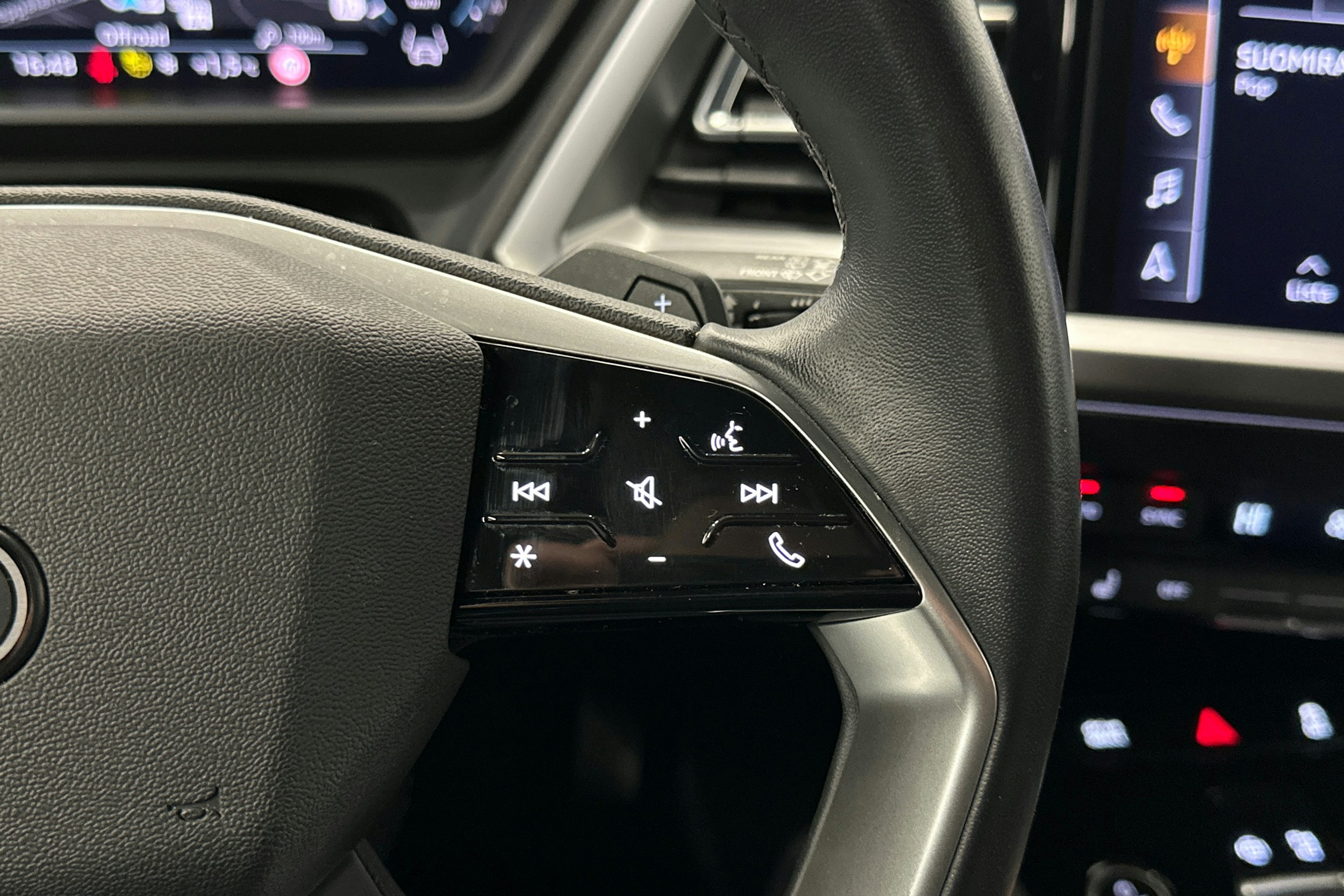 valkoinen Audi Q4 e-tron 2023 kuva 19.