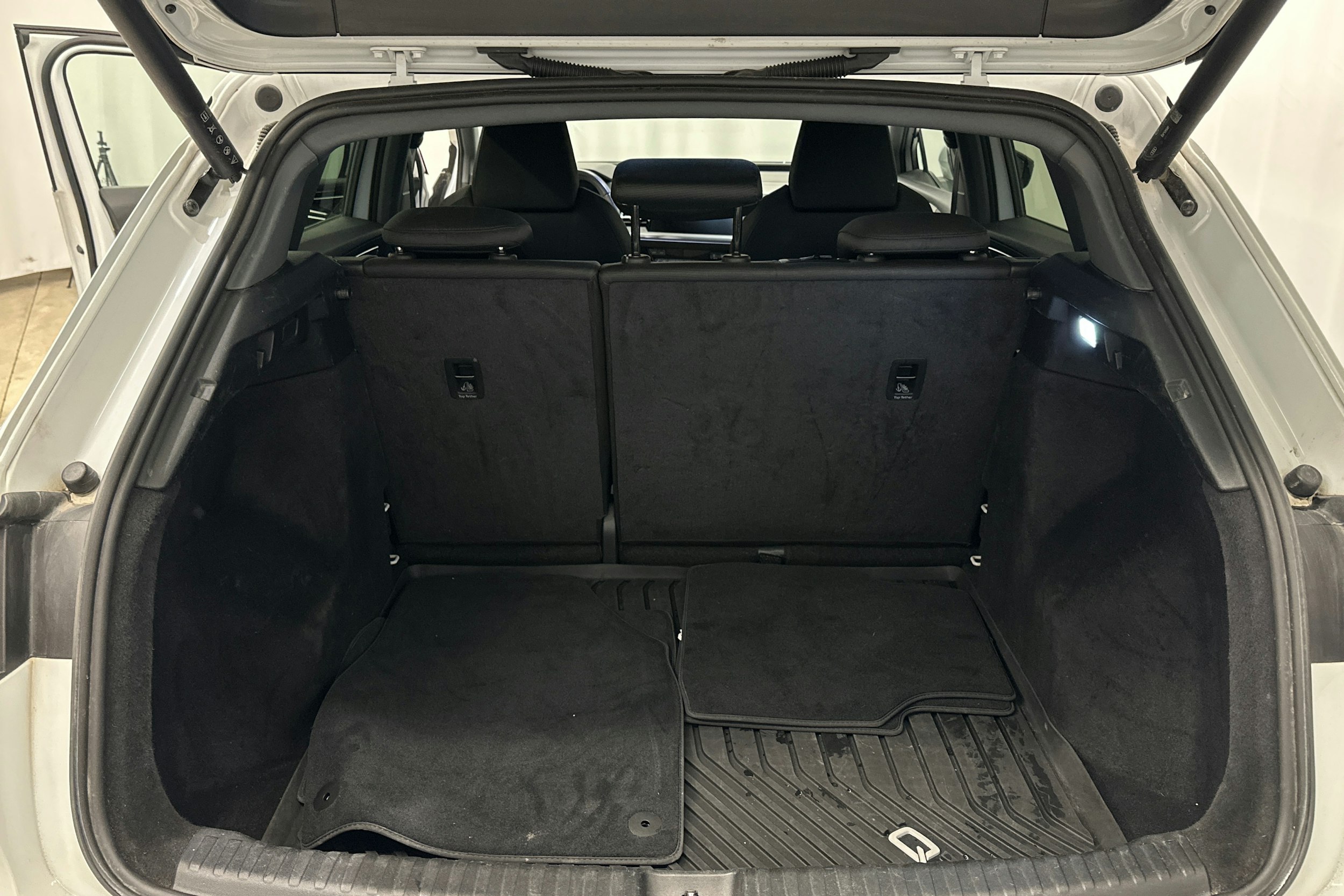 valkoinen Audi Q4 e-tron 2023 kuva 30.