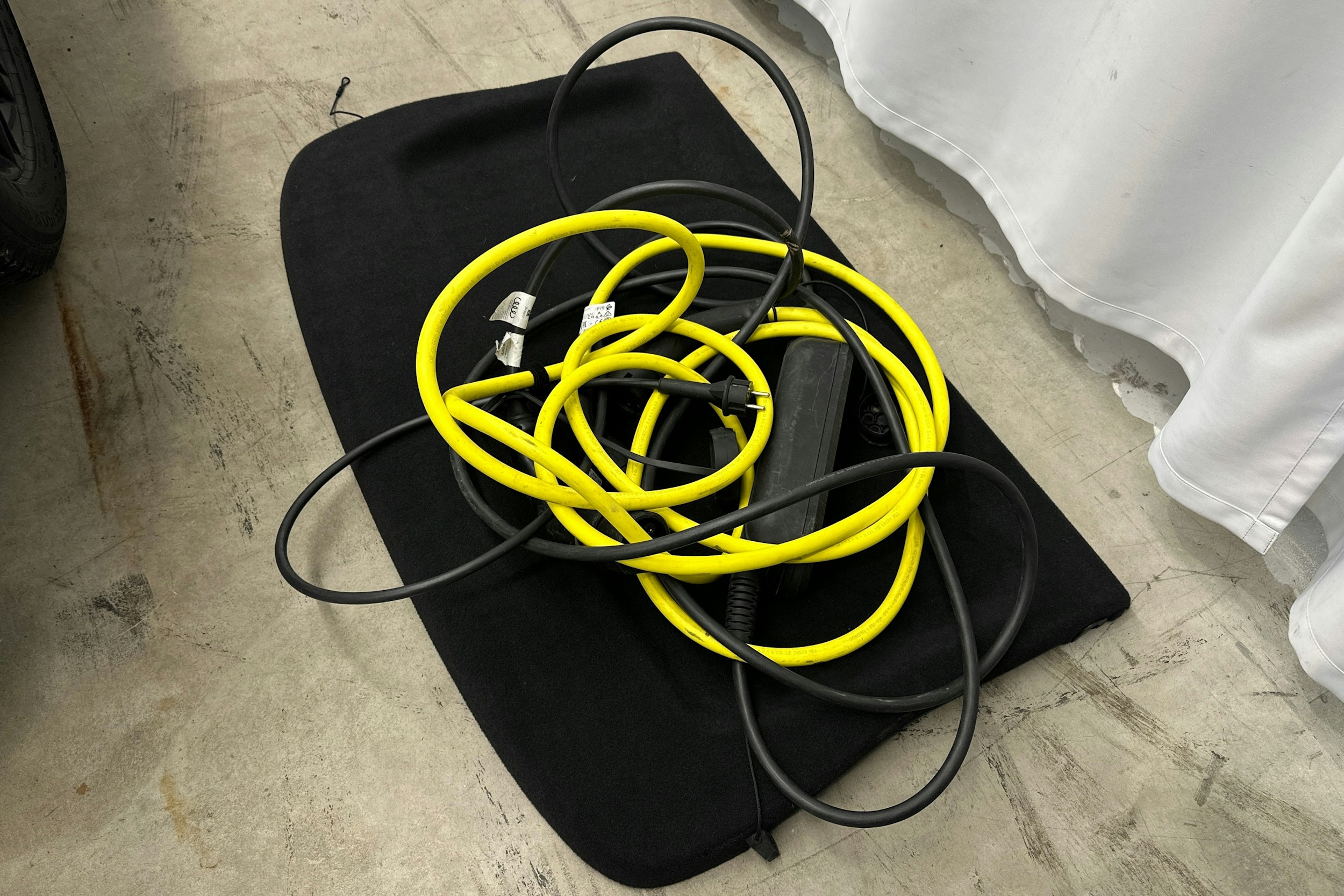 valkoinen Audi Q4 e-tron 2023 kuva 32.