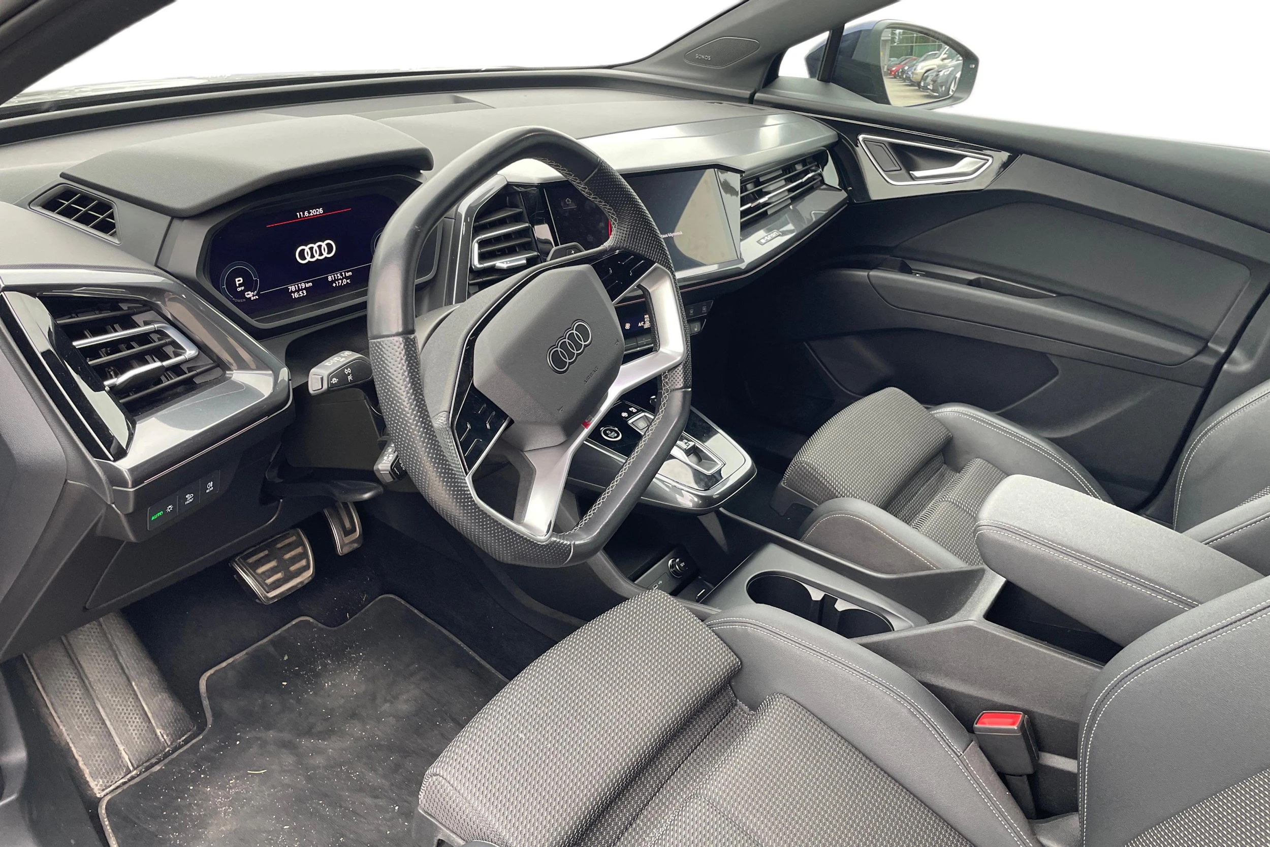 sininen Audi Q4 e-tron 2023 kuva 3.