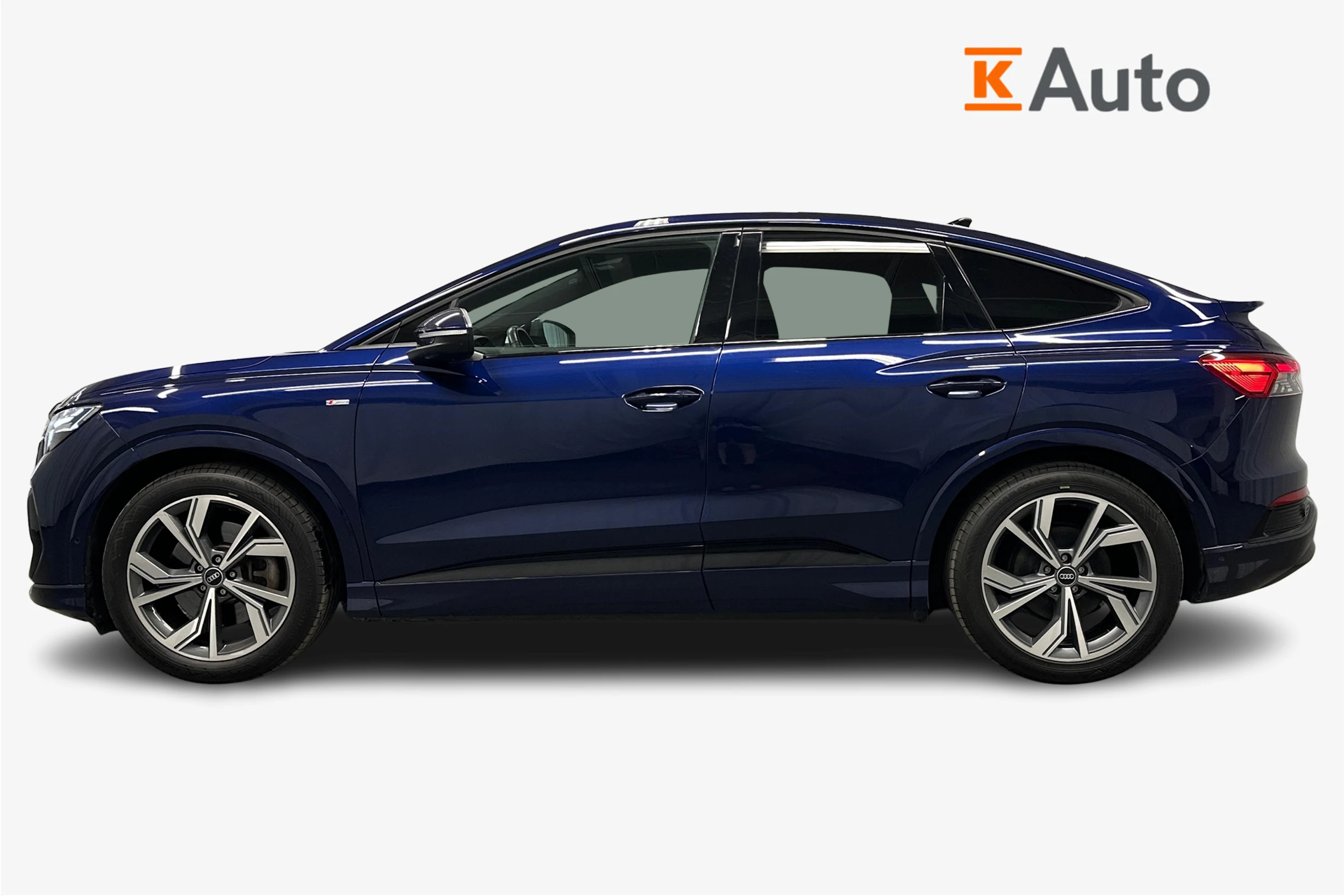 sininen Audi Q4 e-tron 2023 kuva 5.
