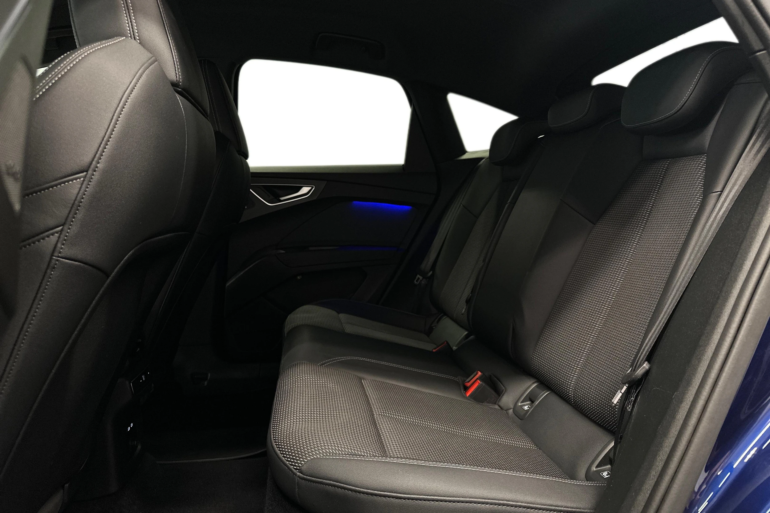 sininen Audi Q4 e-tron 2023 kuva 8.