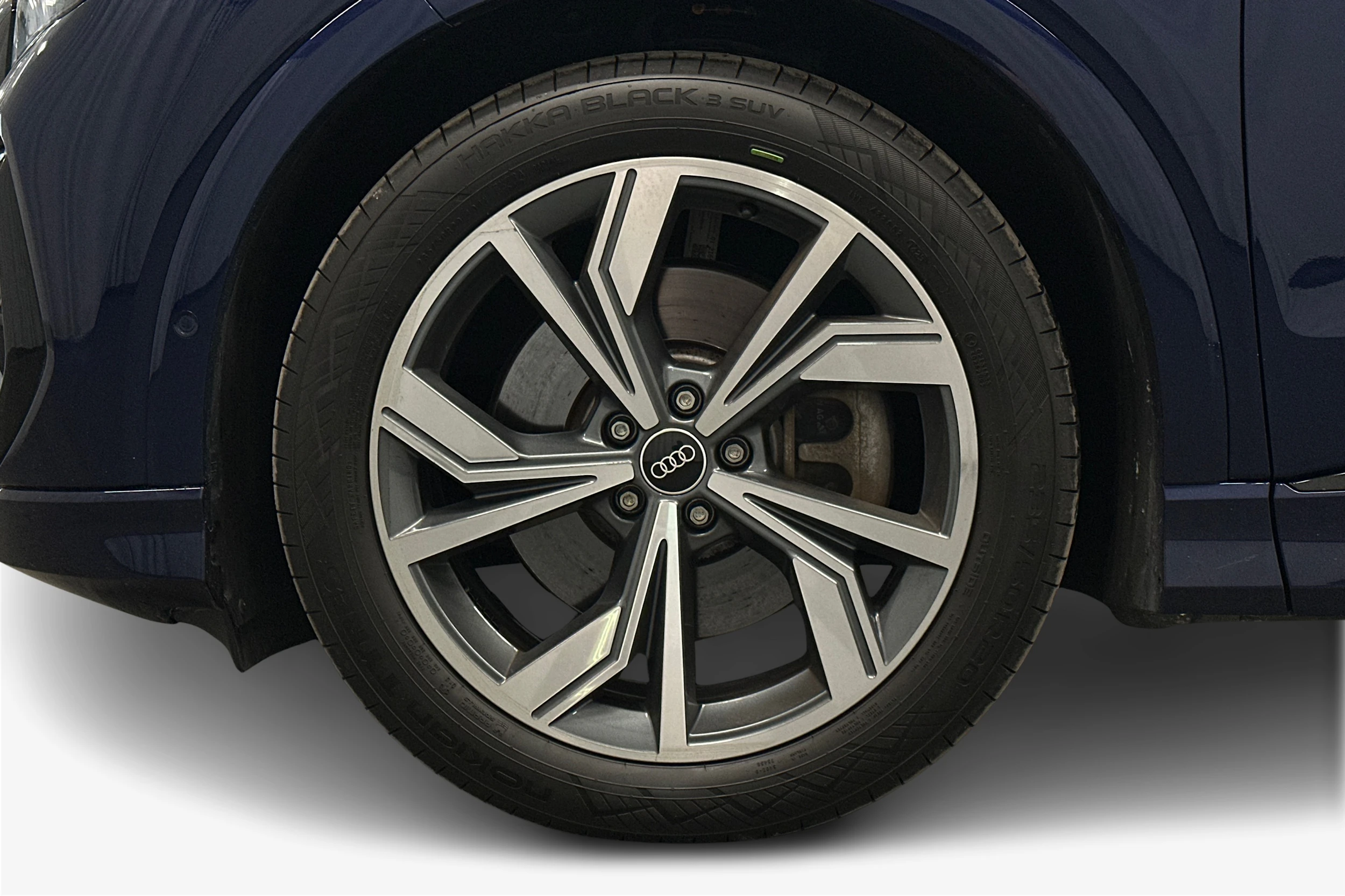 sininen Audi Q4 e-tron 2023 kuva 9.
