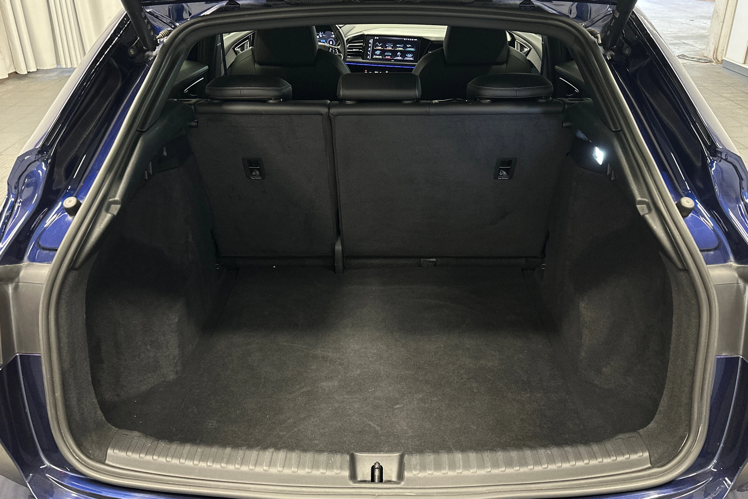 sininen Audi Q4 e-tron 2023 kuva 11.