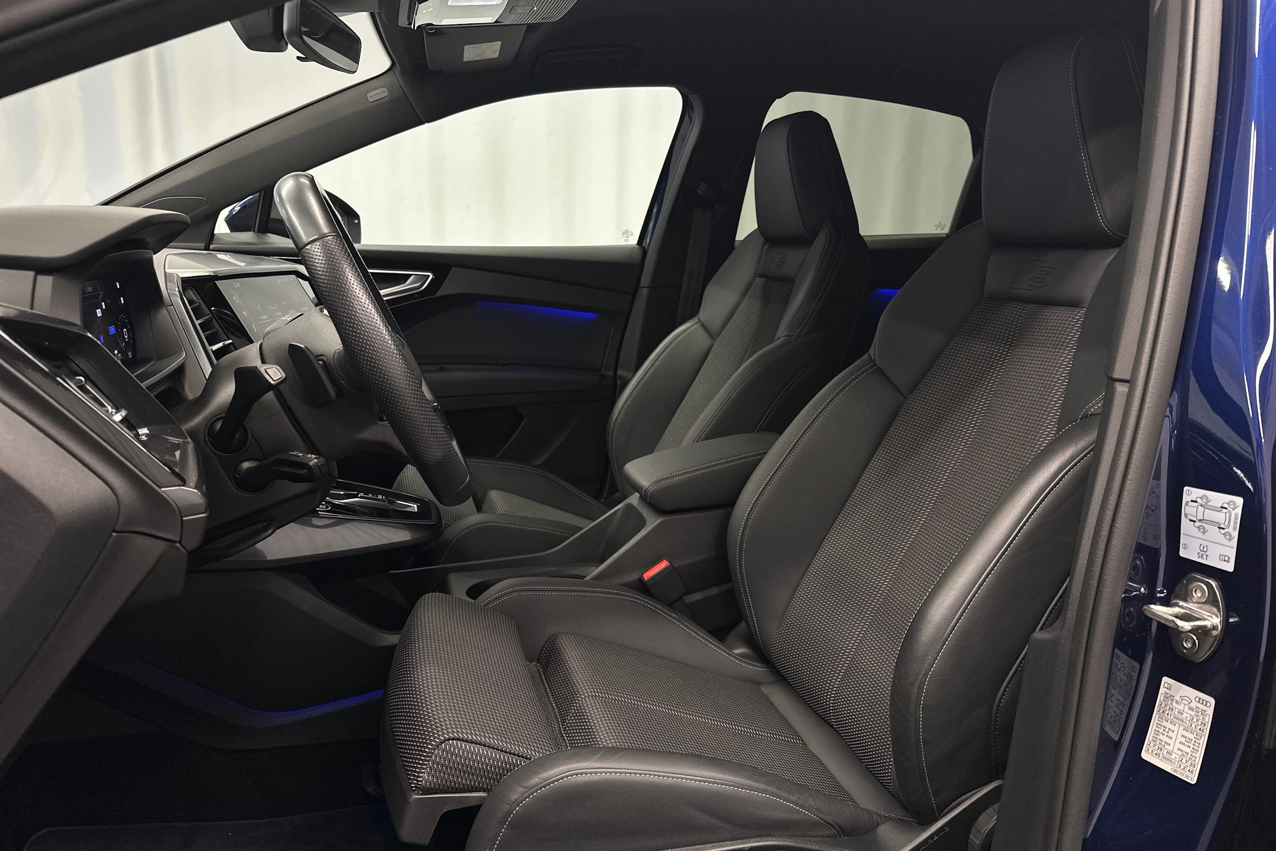 sininen Audi Q4 e-tron 2023 kuva 13.