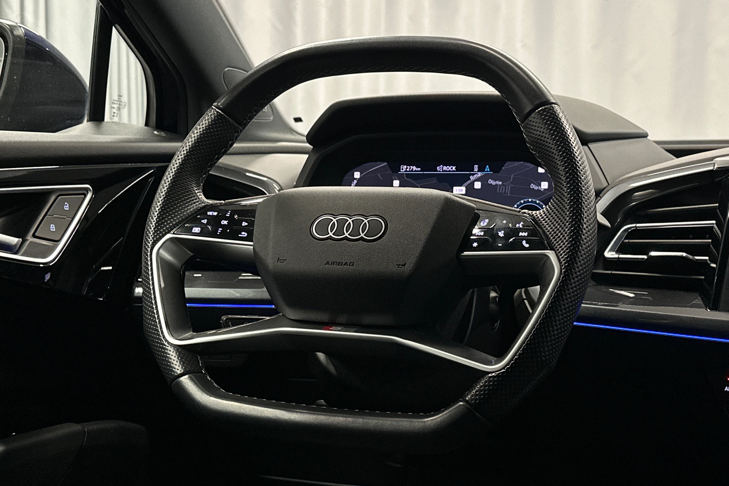 sininen Audi Q4 e-tron 2023 kuva 14.