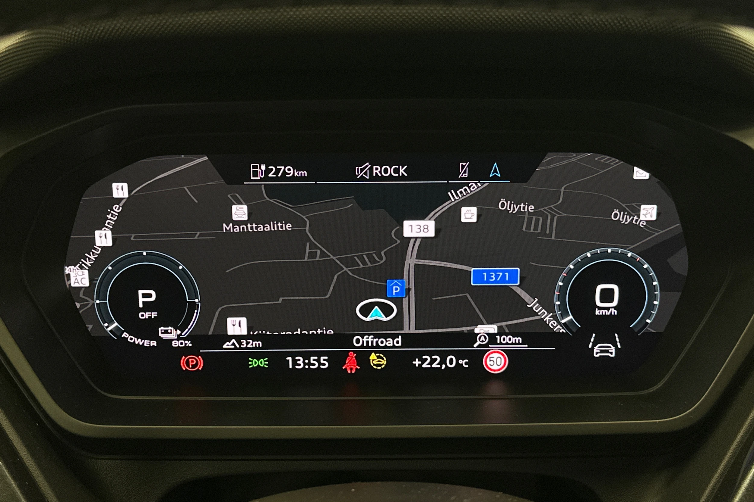 sininen Audi Q4 e-tron 2023 kuva 18.